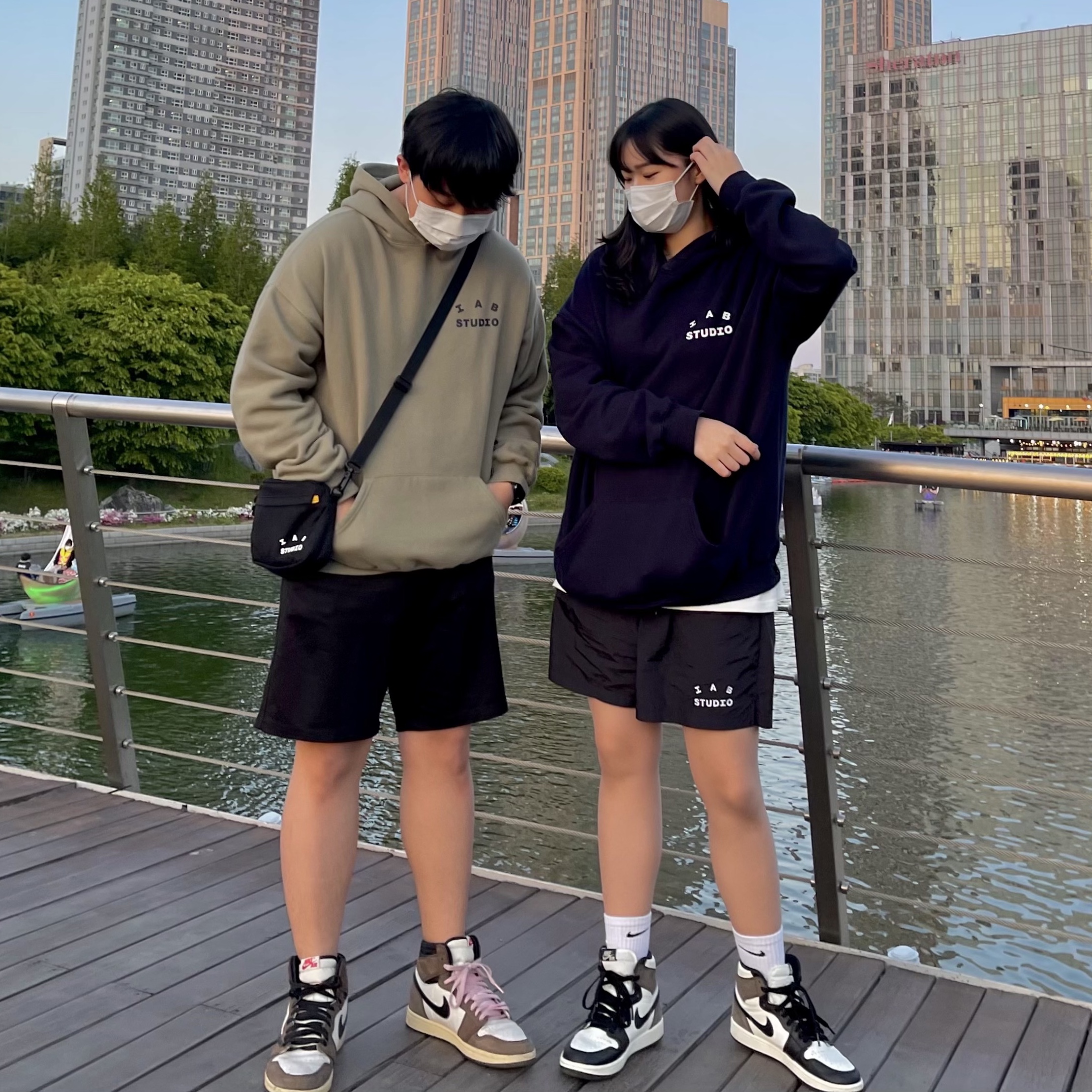 IAB Studio Woven Shorts Black, Jordan 1 x Travis Scott Retro High OG SP Mocha 착용 스타일