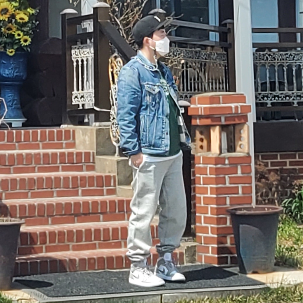 Jordan 1 Mid College Grey, (W) Nike NRG Solo Swoosh Fleece Pants Dark Grey Heather - Asia 착용 스타일
