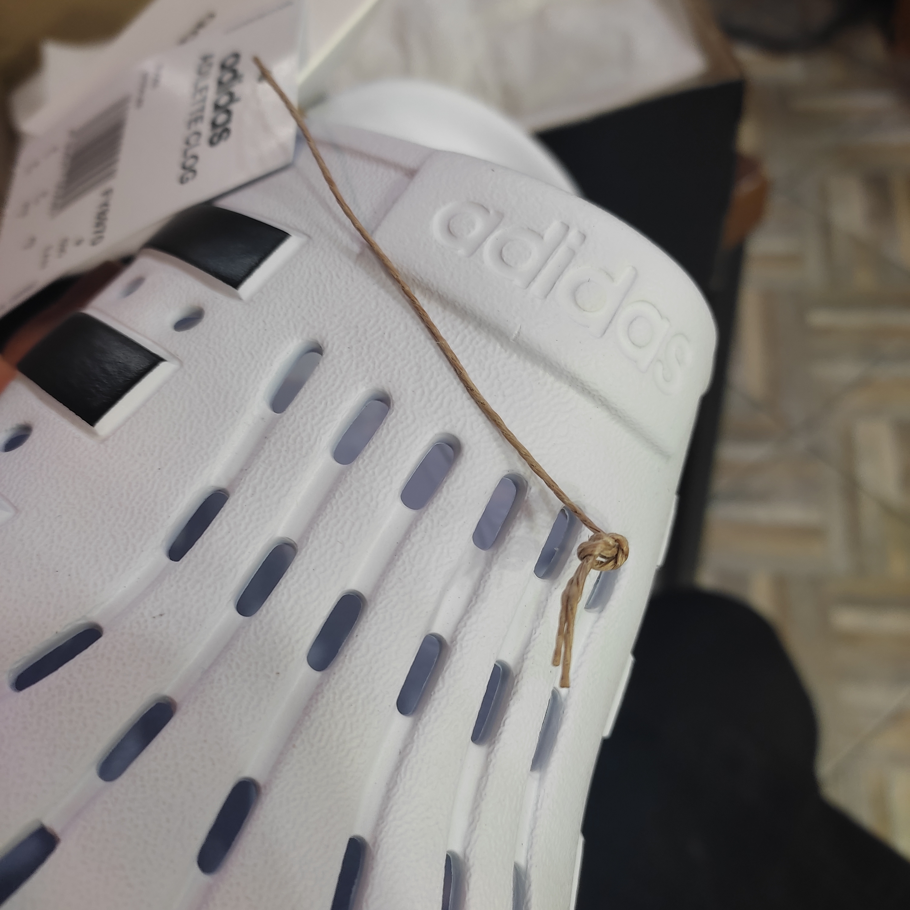 Adidas Adilette Clog White Black 착용 스타일 - 3