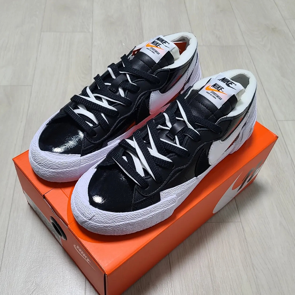 Nike x Sacai Blazer Low Black Patent Leather 착용 스타일 - 2