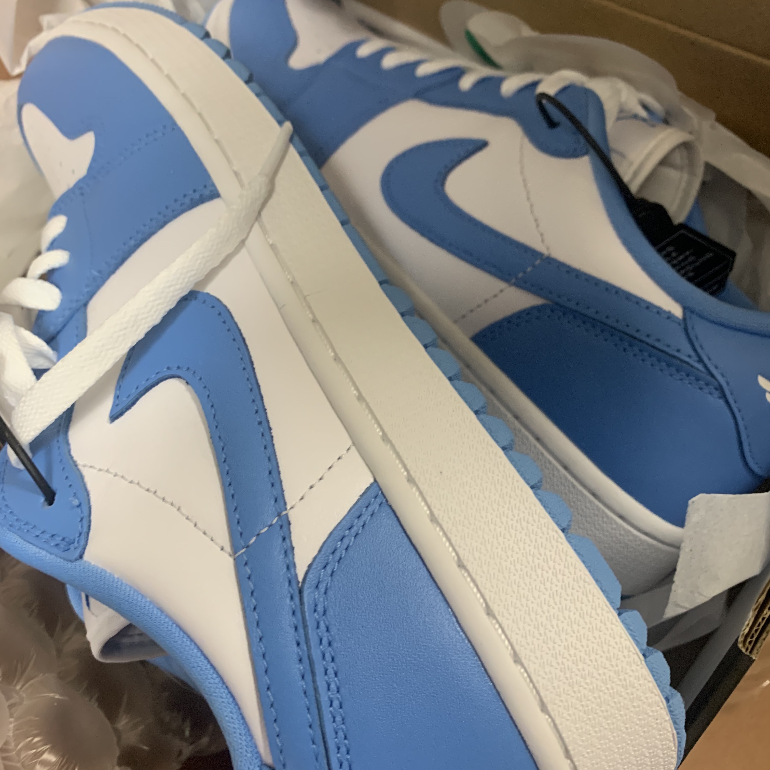 Jordan 1 Low Golf White and University Blue 착용 스타일