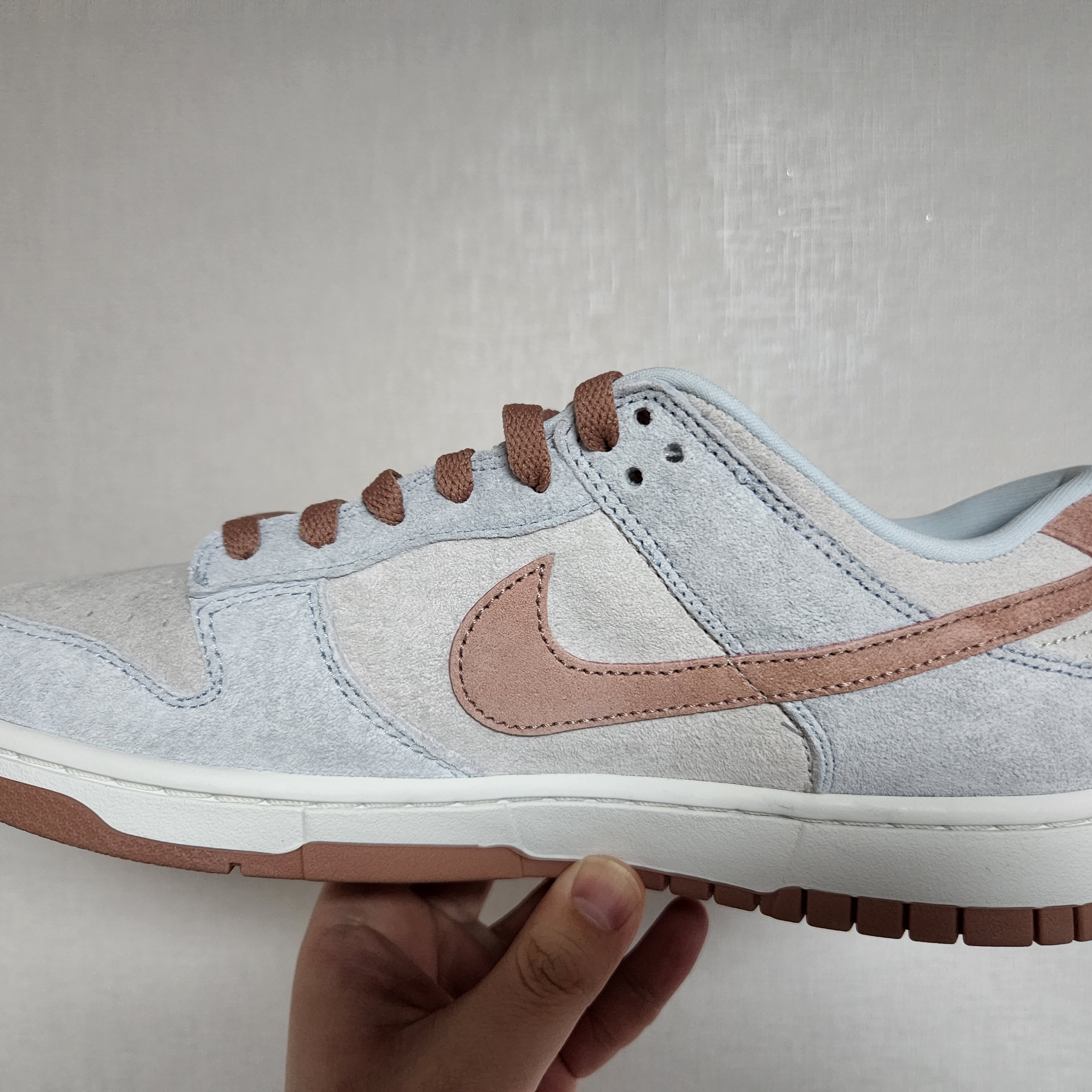 Nike Dunk Low Retro PRM Fossil Rose 착용 스타일 - 1