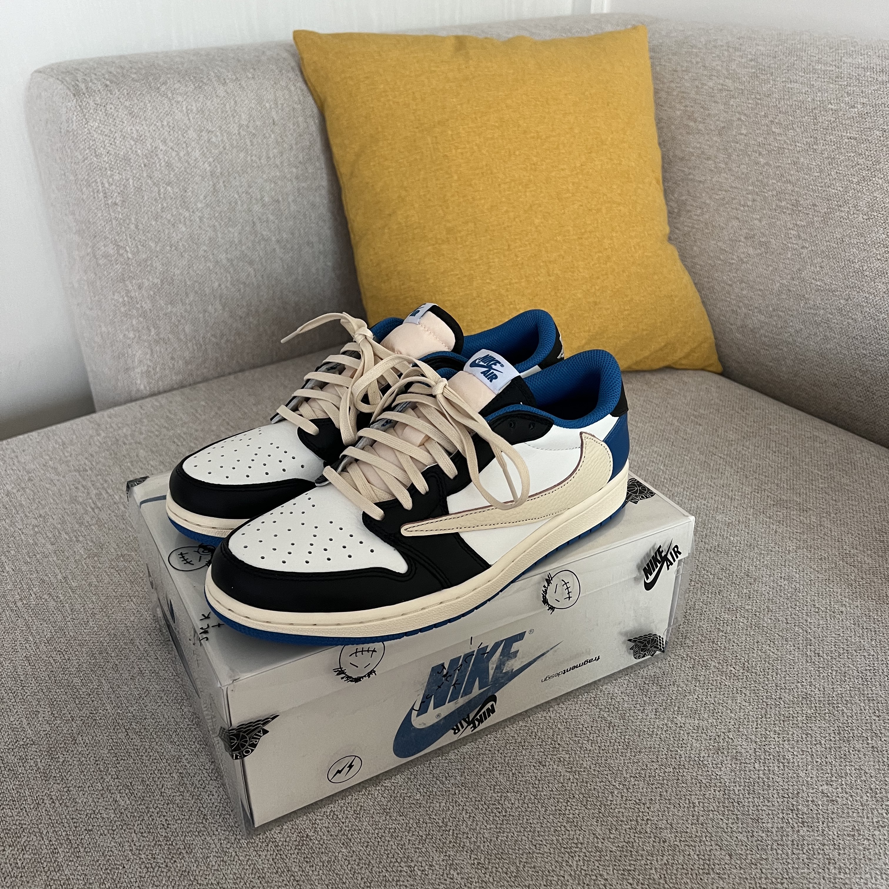 Jordan 1 x Travis Scott x Fragment Retro Low OG SP Military Blue 착용 스타일 - 1