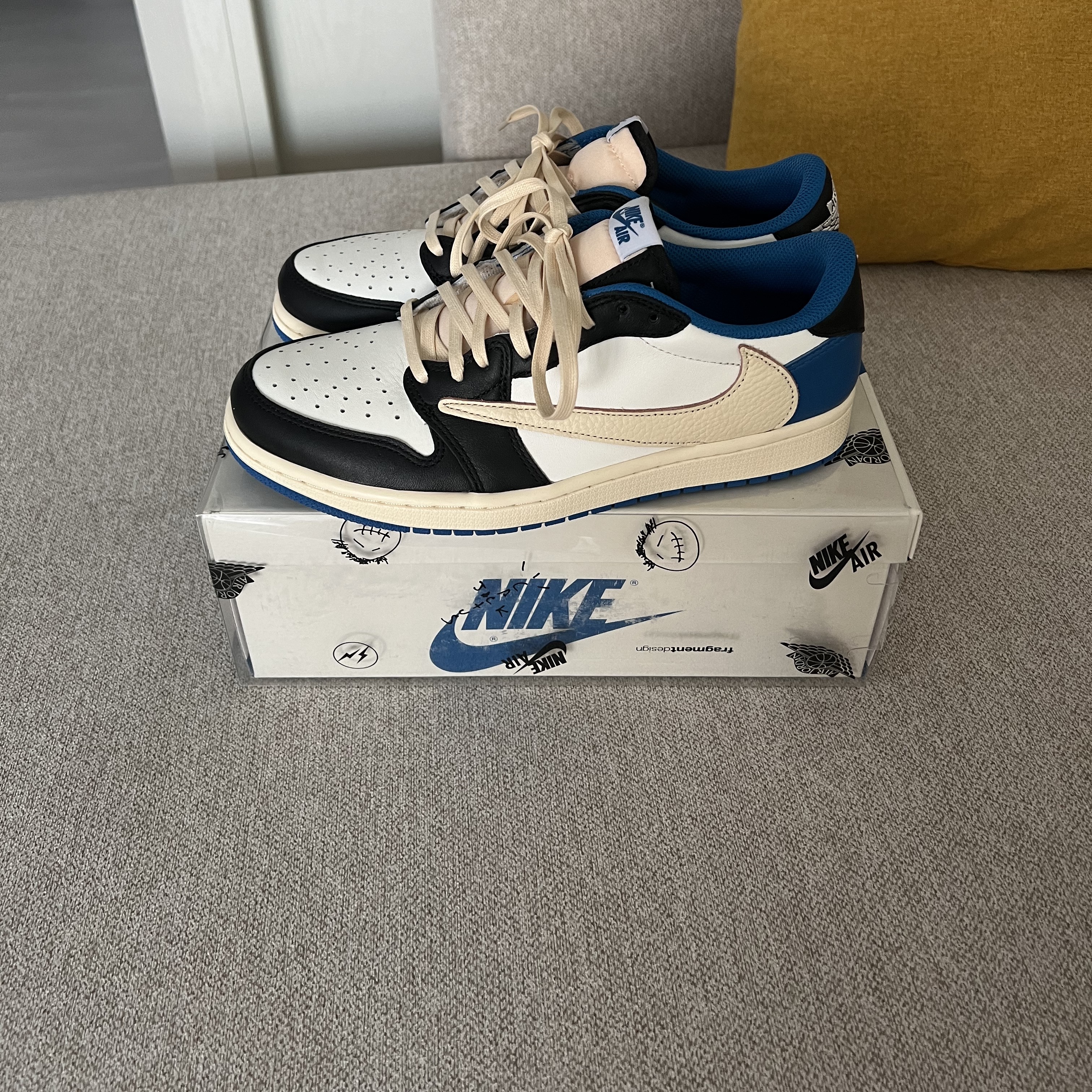 Jordan 1 x Travis Scott x Fragment Retro Low OG SP Military Blue 착용 스타일 - 2