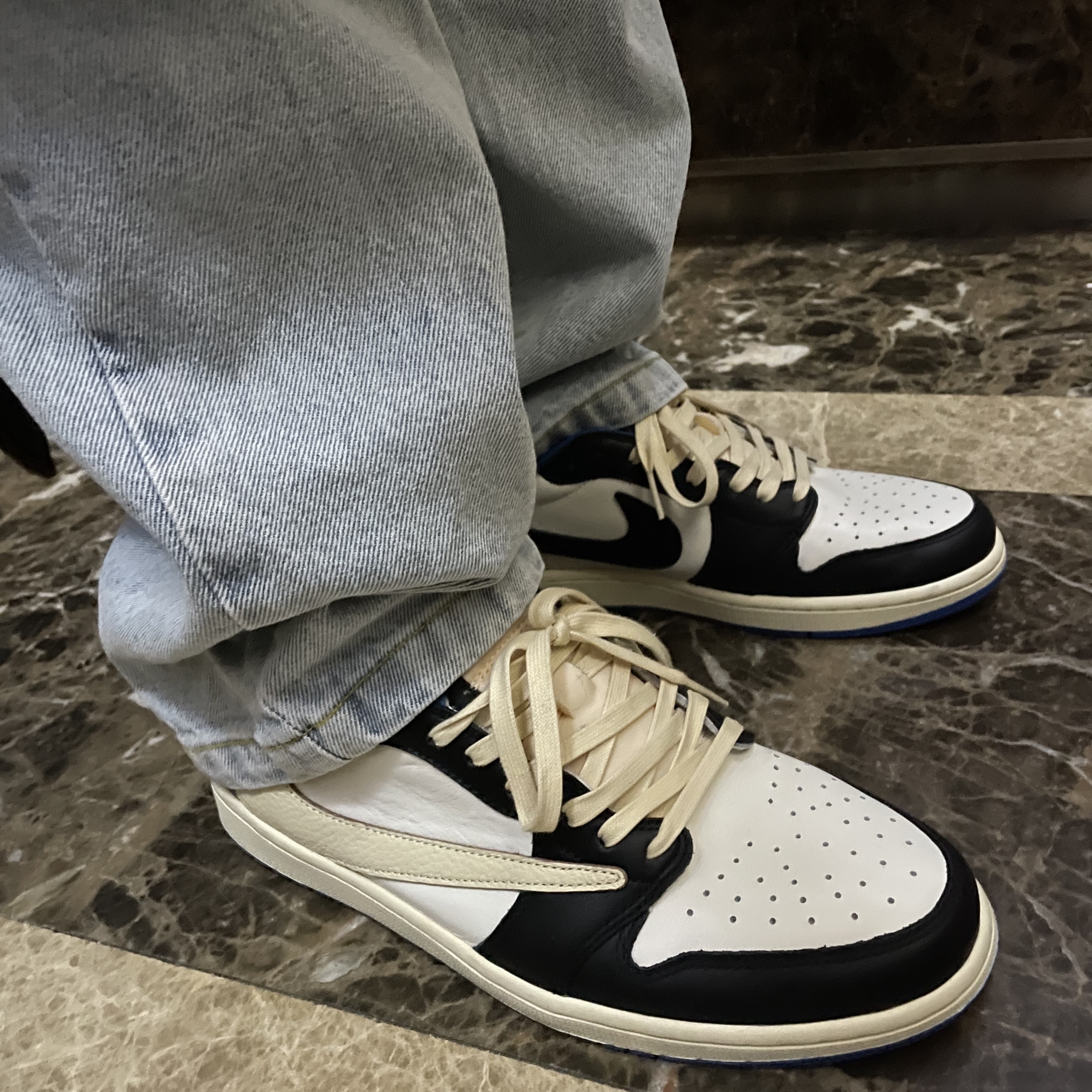 Jordan 1 x Travis Scott x Fragment Retro Low OG SP Military Blue, Stussy 8 Ball T-Shirt Midnight - 22SS 착용 스타일 - 2