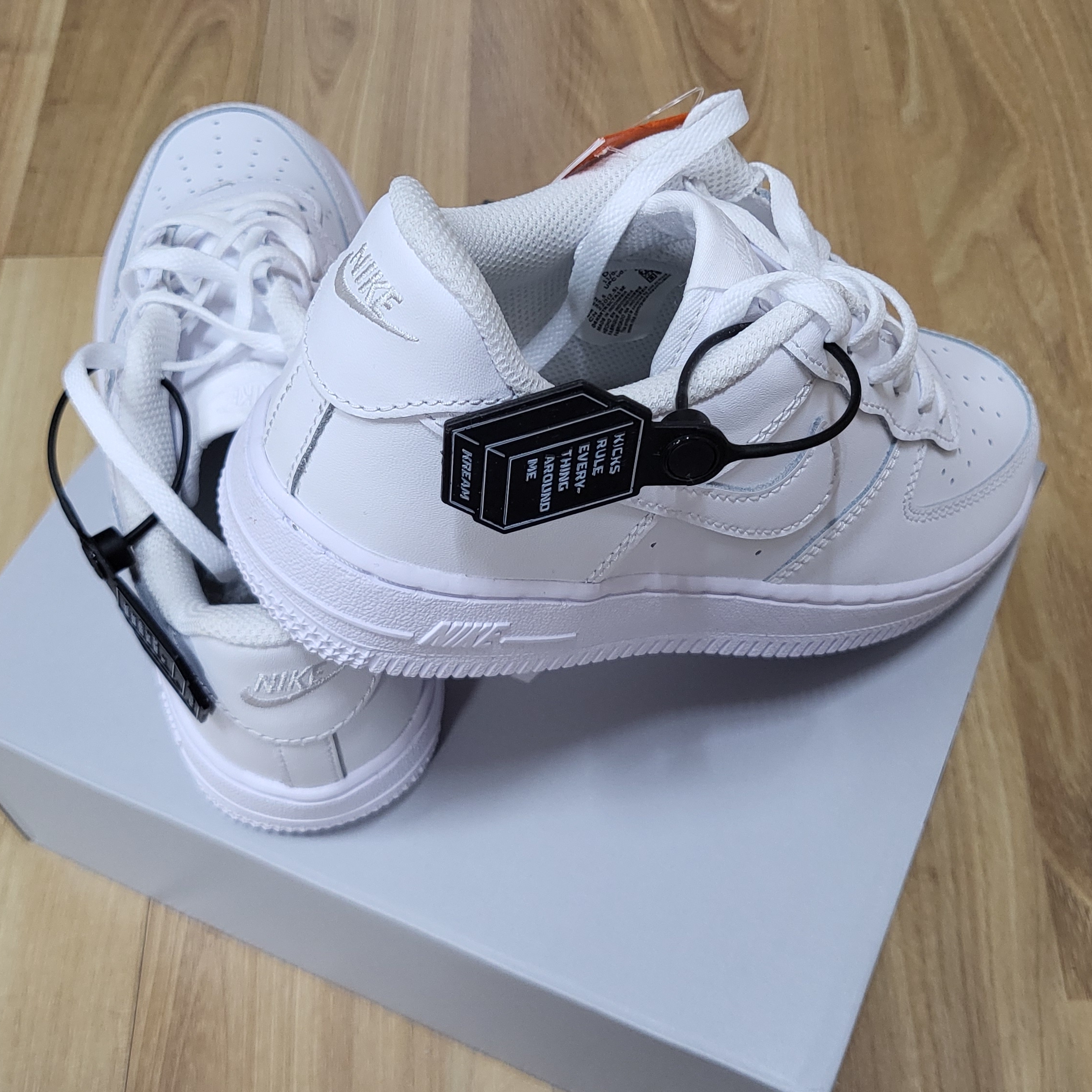 (PS) Nike Force 1 LE Triple White 착용 스타일 - 2