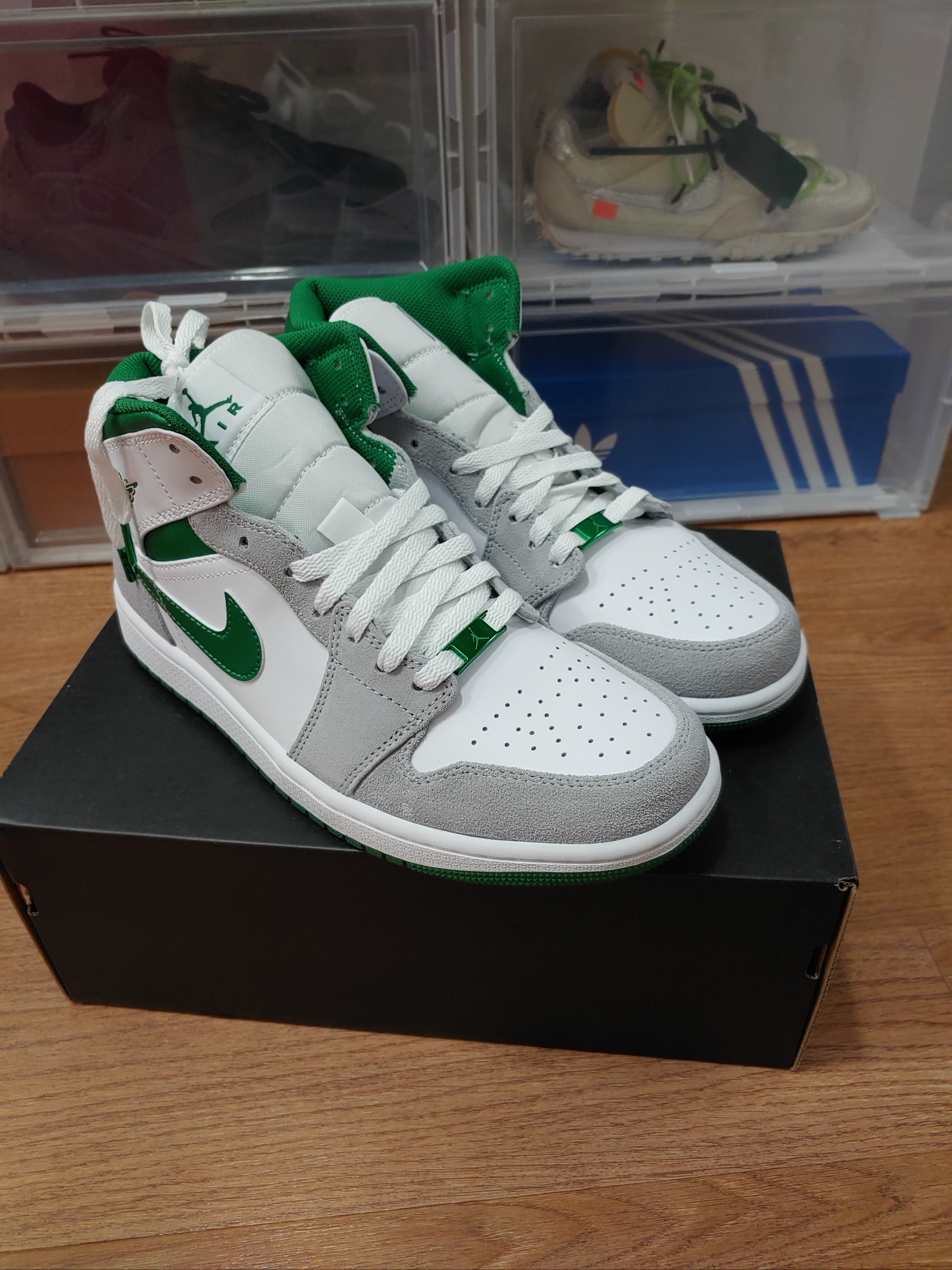 Jordan 1 Mid SE Pine Green Light Smoke Grey 착용 스타일 - 2