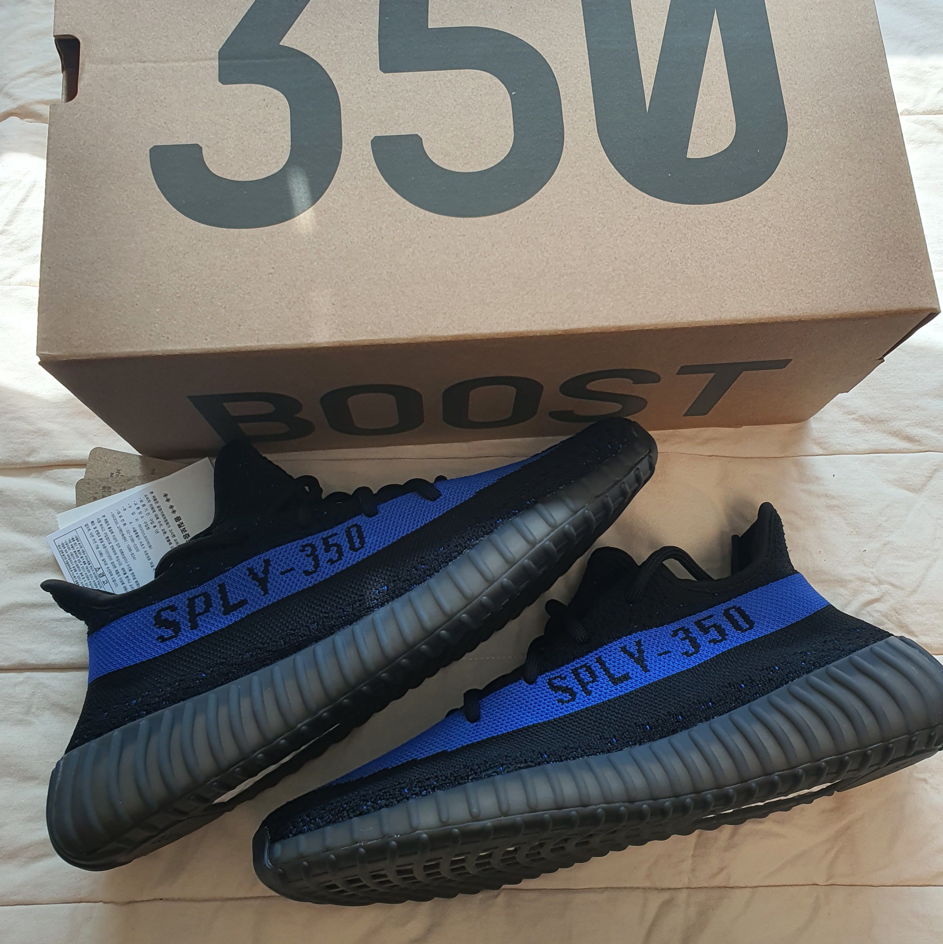 Adidas Yeezy Boost 350 V2 Dazzling Blue 착용 스타일