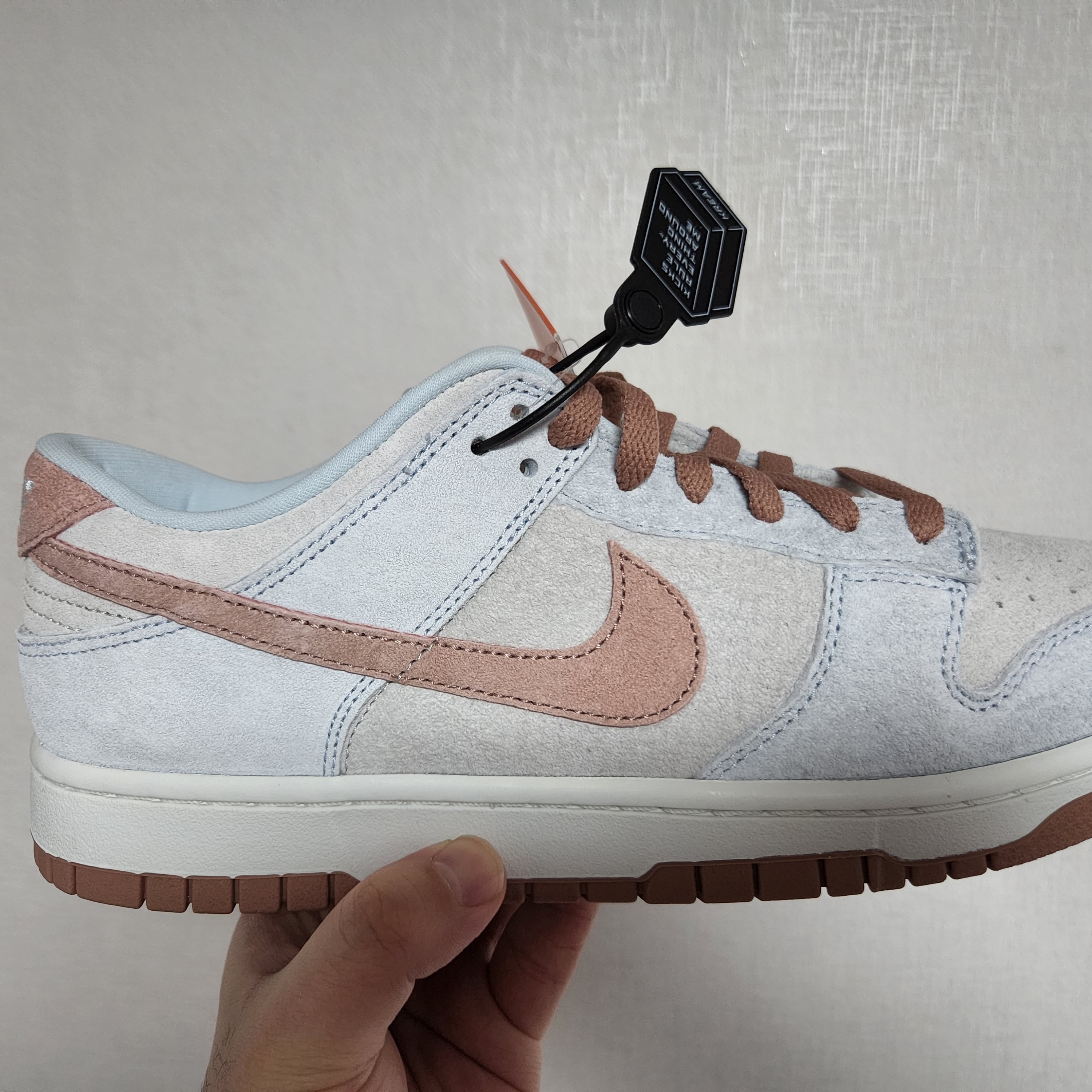 Nike Dunk Low Retro PRM Fossil Rose 착용 스타일 - 2