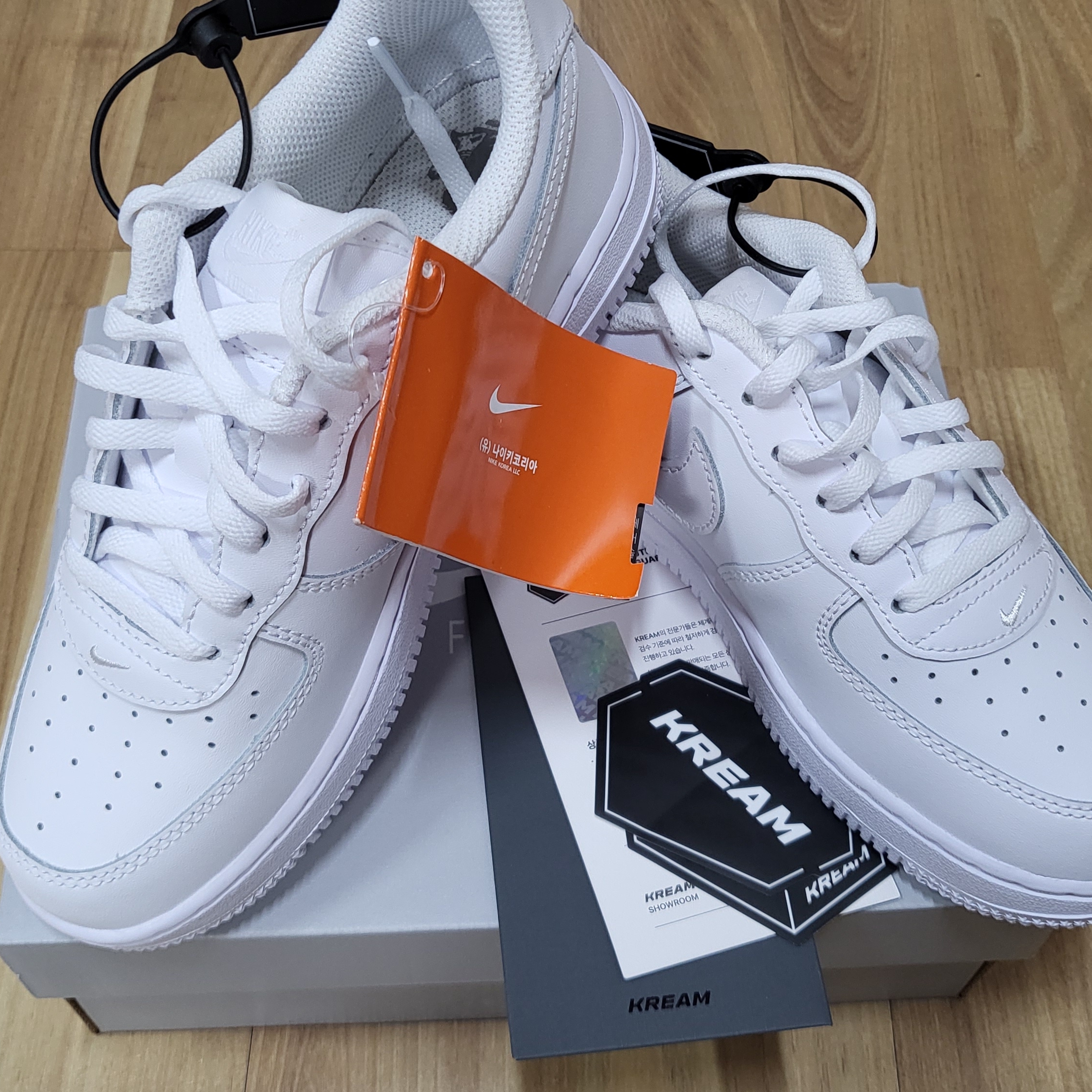 (PS) Nike Force 1 LE Triple White 착용 스타일 - 1