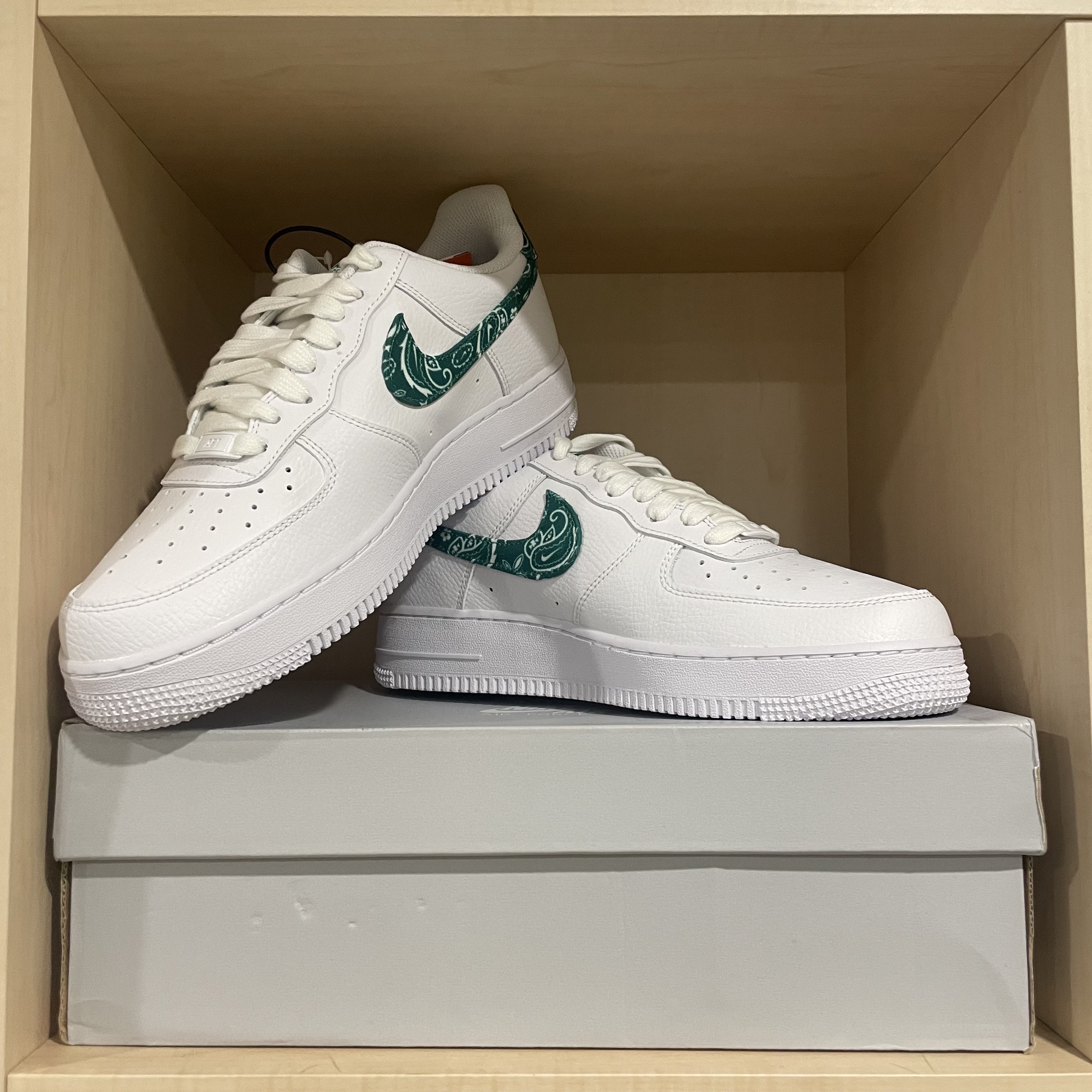 (W) Nike Air Force 1 '07 Essential Paisley Swoosh White Malachite 착용 스타일 - 1