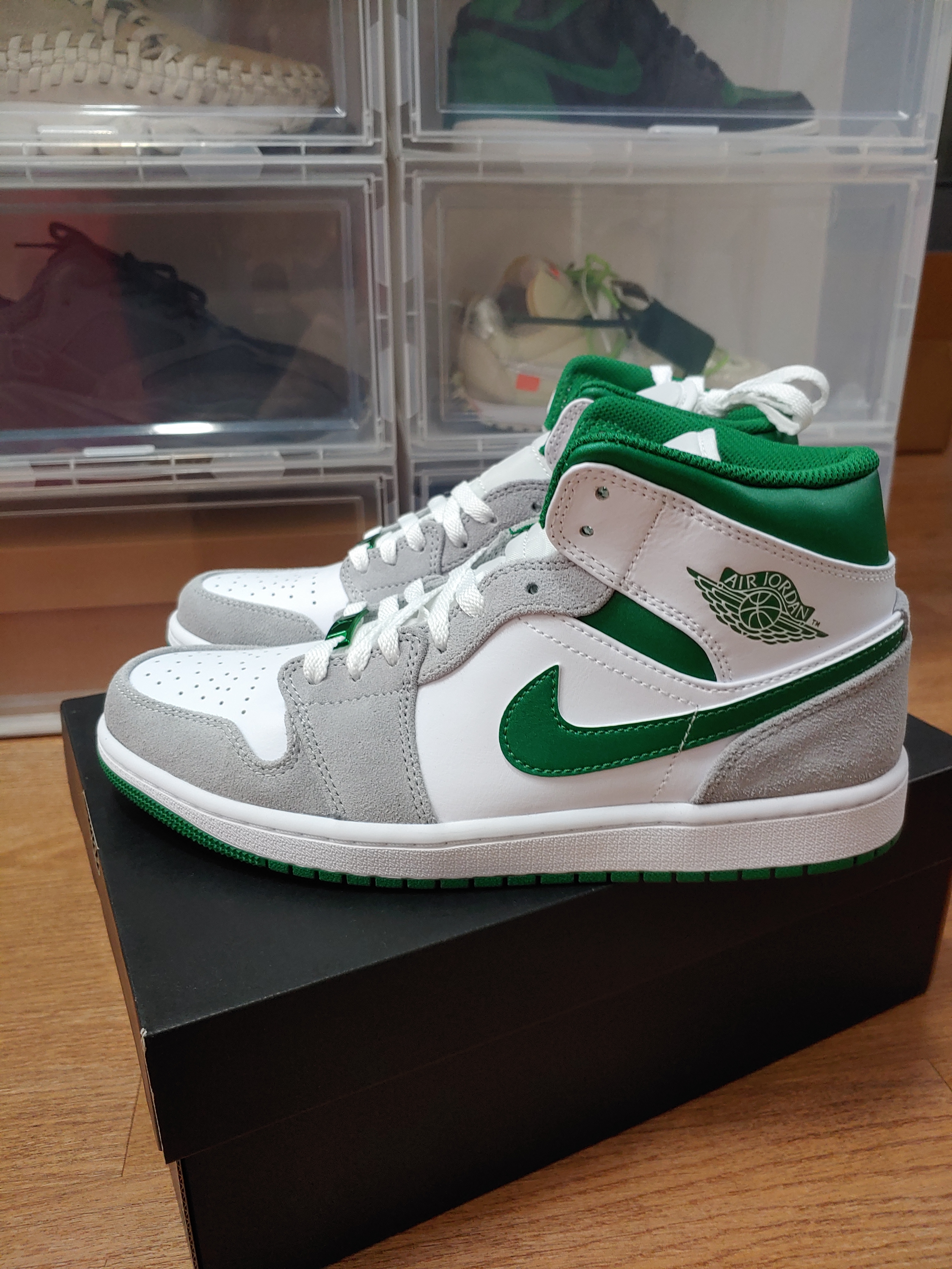 Jordan 1 Mid SE Pine Green Light Smoke Grey 착용 스타일 - 1