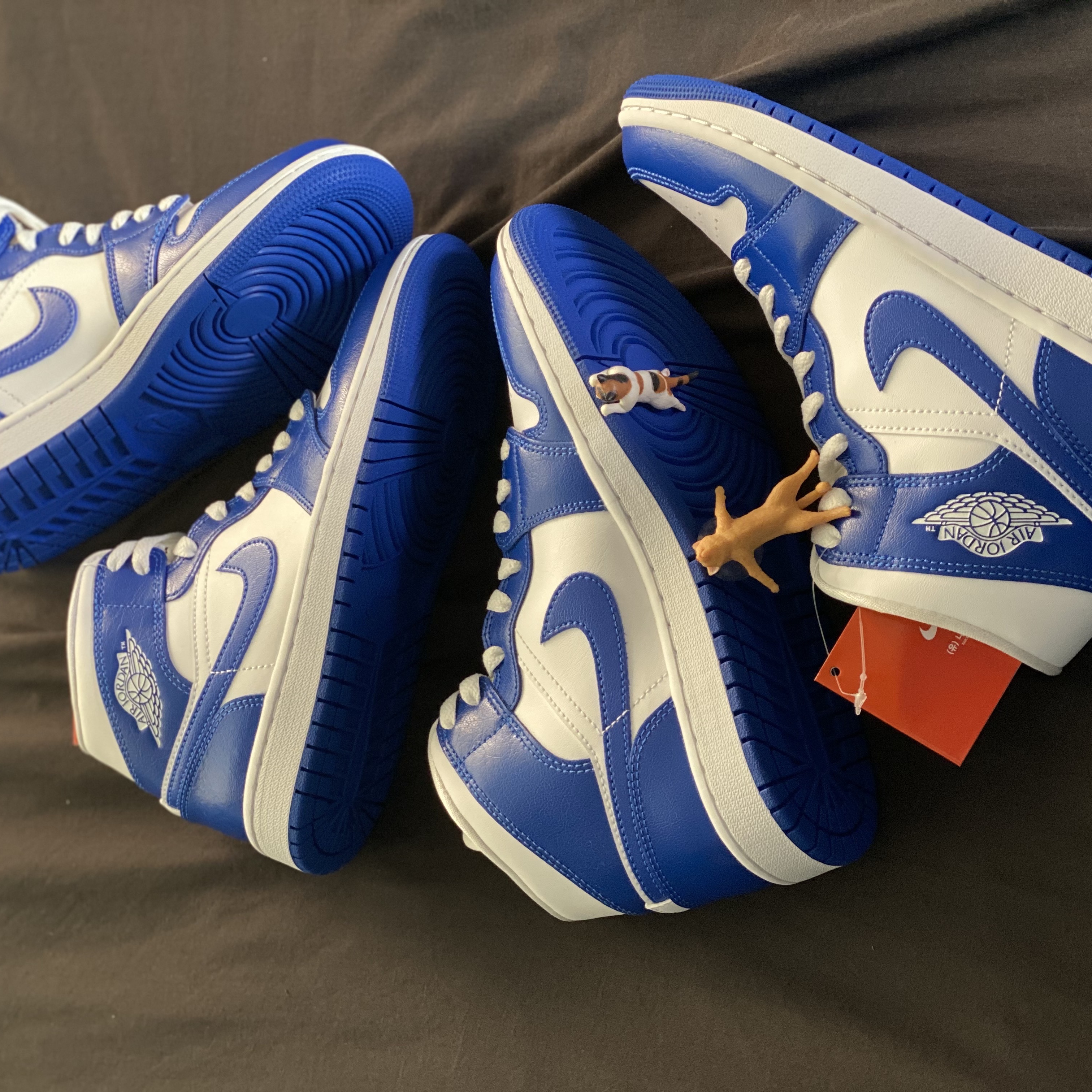 (W) Jordan 1 Mid White Hyper Royal 착용 스타일 - 1