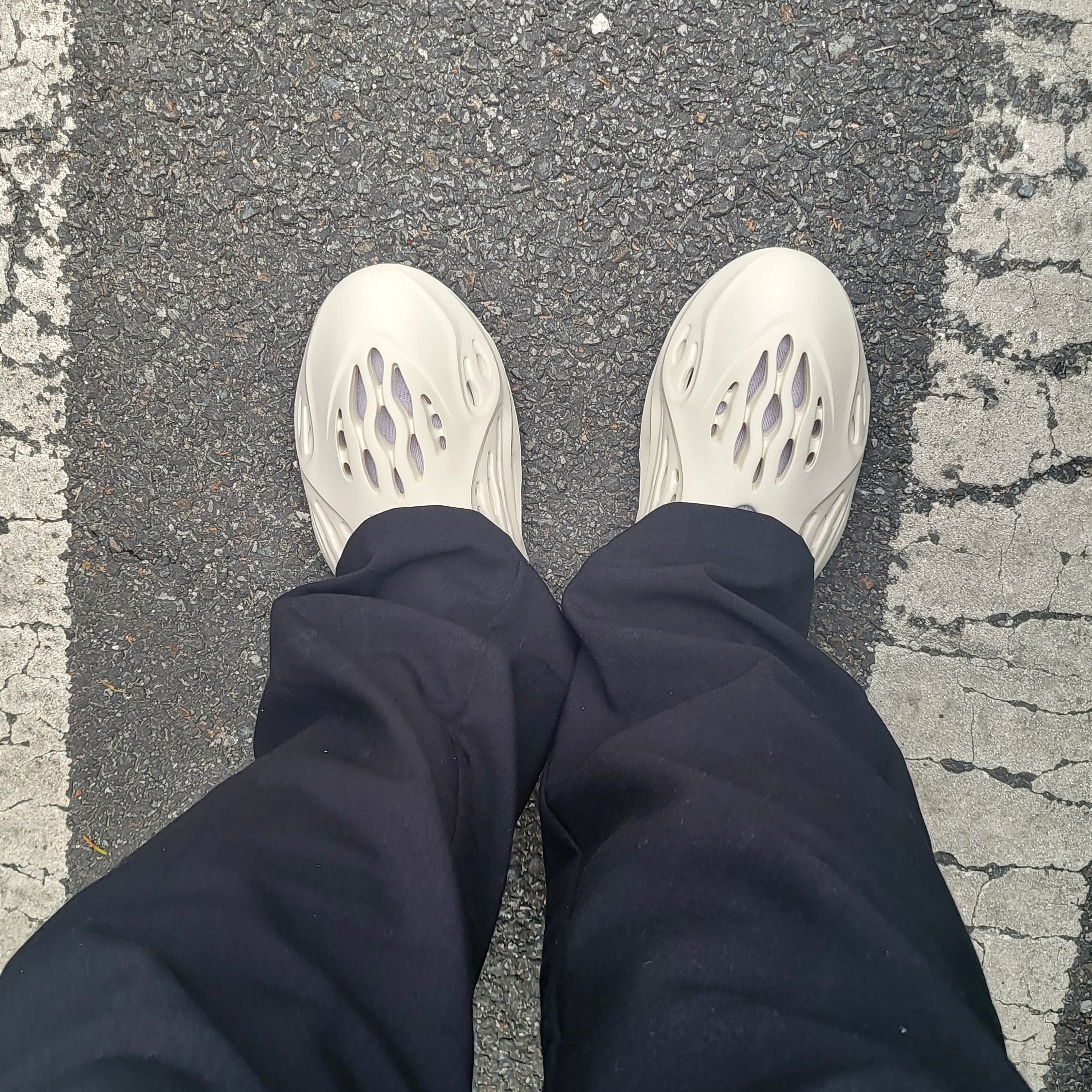 Adidas Yeezy Foam RNNR Sand 착용 스타일
