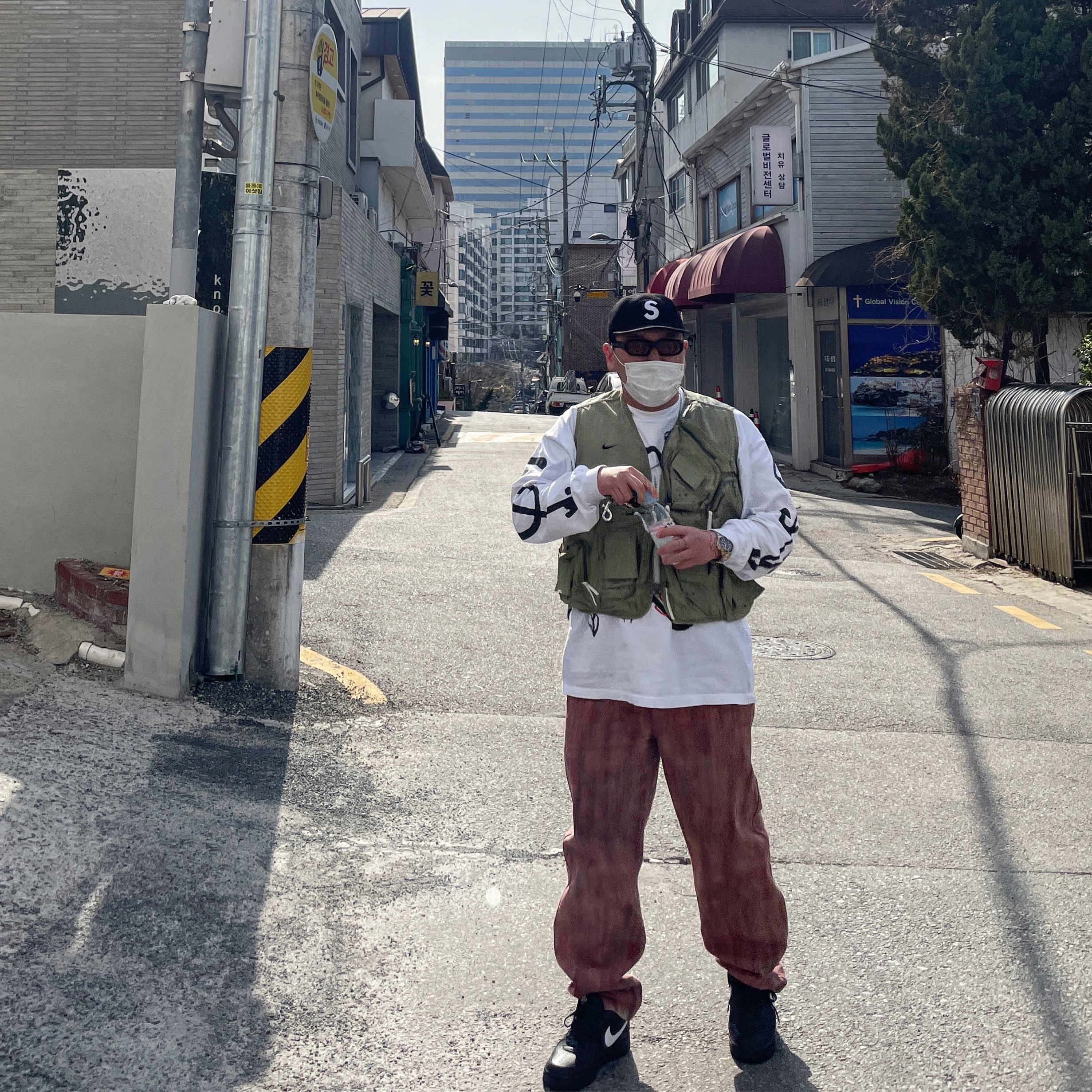 Nike NRG ISPA Utility Vest Medium Khaki, Nike Air Force 1 Low QS Black White 착용 스타일