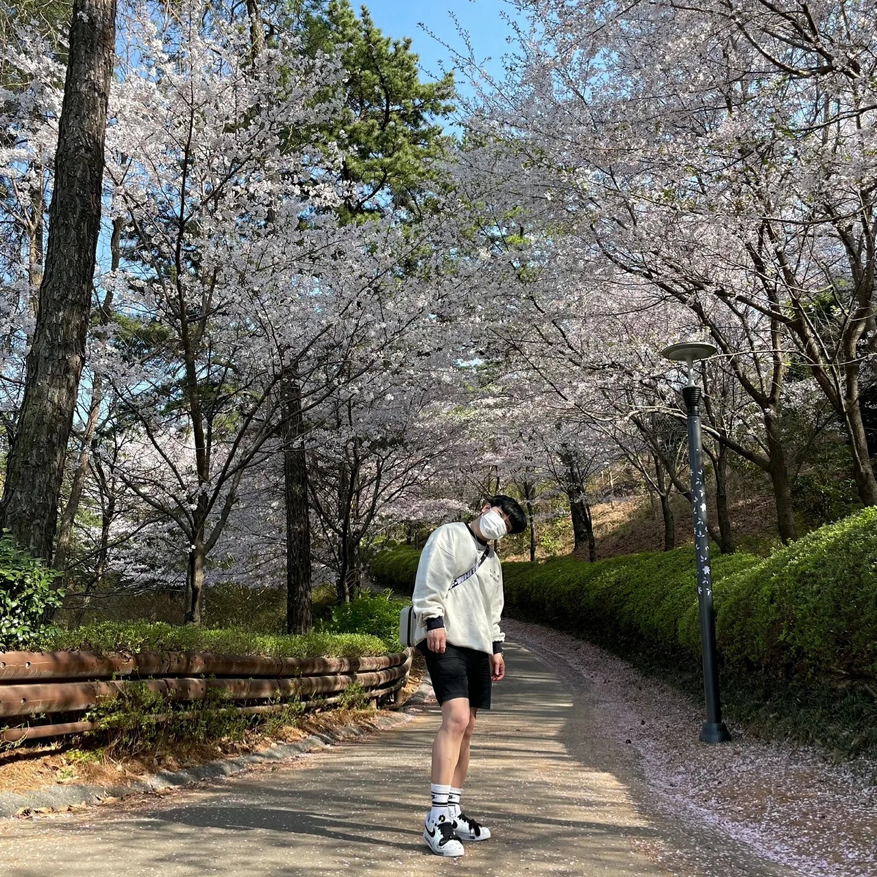 Nike x Peaceminusone Air Force 1 Low Para-Noise 2.0, IAB Studio Sweatshirt Oatmeal Navy 착용 스타일 - 2