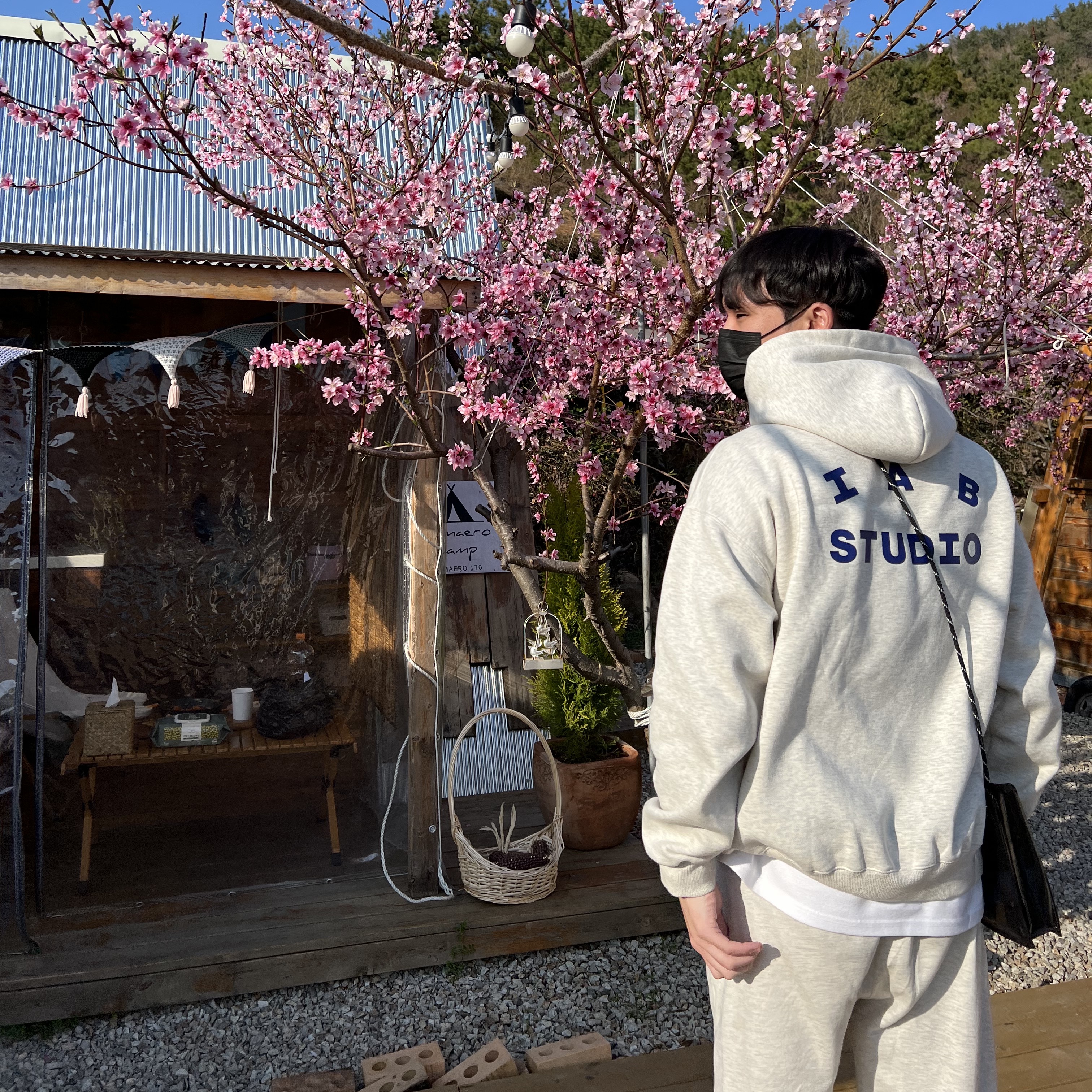 IAB Studio T-Shirt White, IAB Studio x Casetify Logo Sling Bag Jet Black 착용 스타일