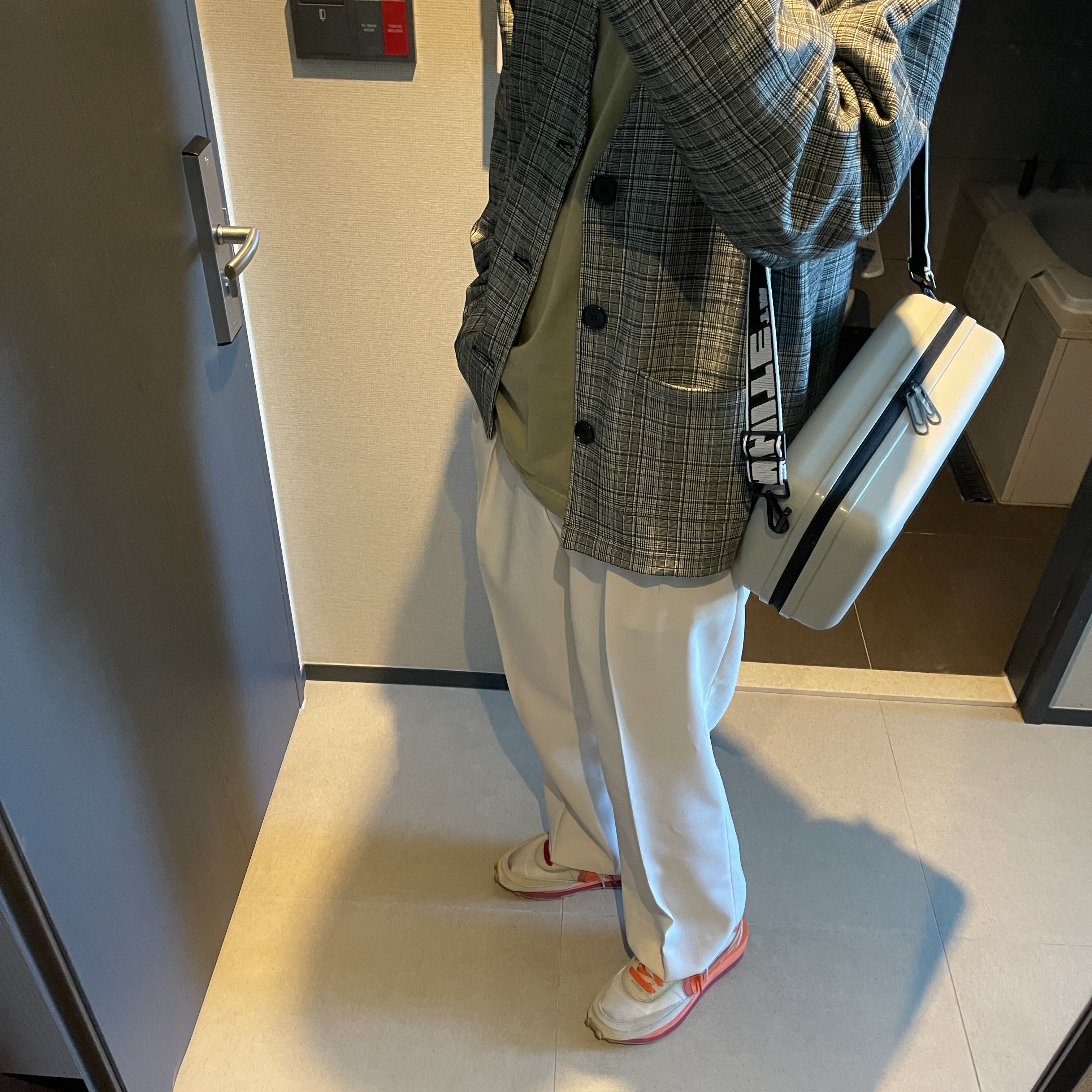 Off-White x Amore Pacific Protection Box (Without Cosmetics), Nike x Sacai x Clot LDWaffle Orange Blaze 착용 스타일