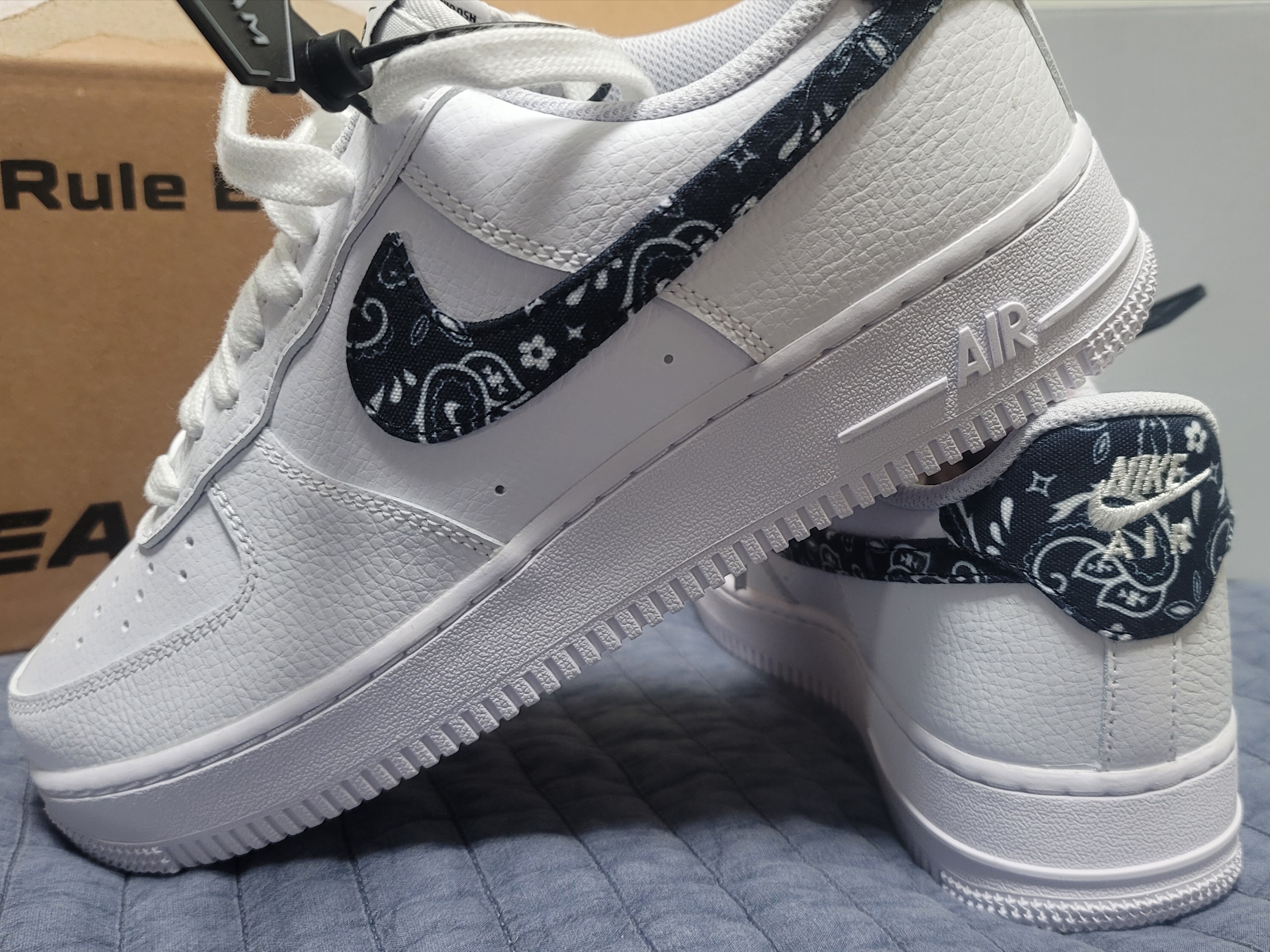 (W) Nike Air Force 1 '07 Essential Paisley Swoosh White Black 착용 스타일