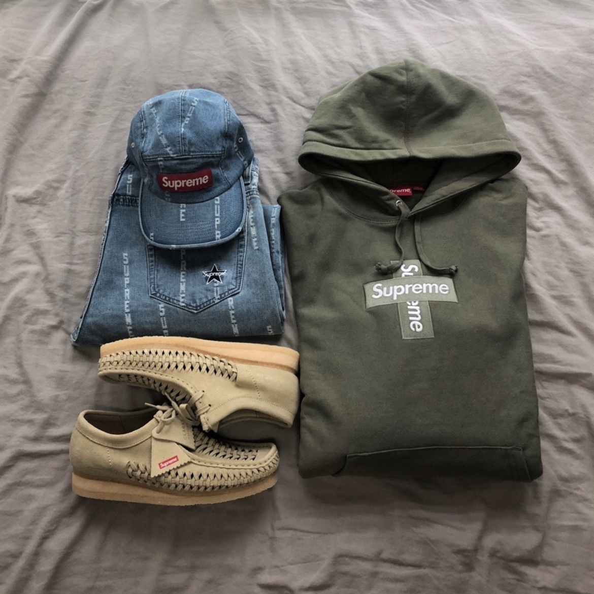 Clarks x Supreme Woven Wallabee Tan, Supreme Logo Stripe Jacquard Regular Jean Blue - 20FW 착용 스타일