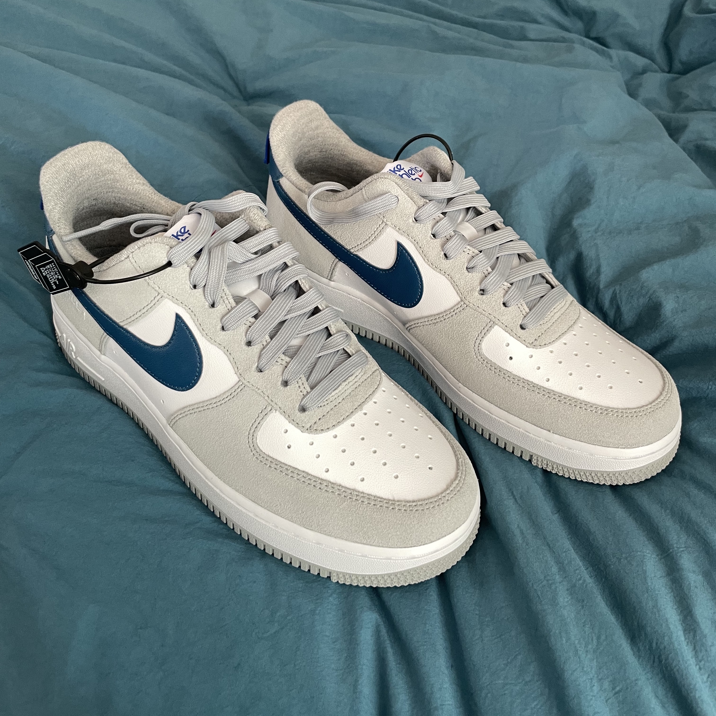 Nike Air Force 1 '07 LV8 Athletic Club Light Smoke Grey Marina 착용 스타일