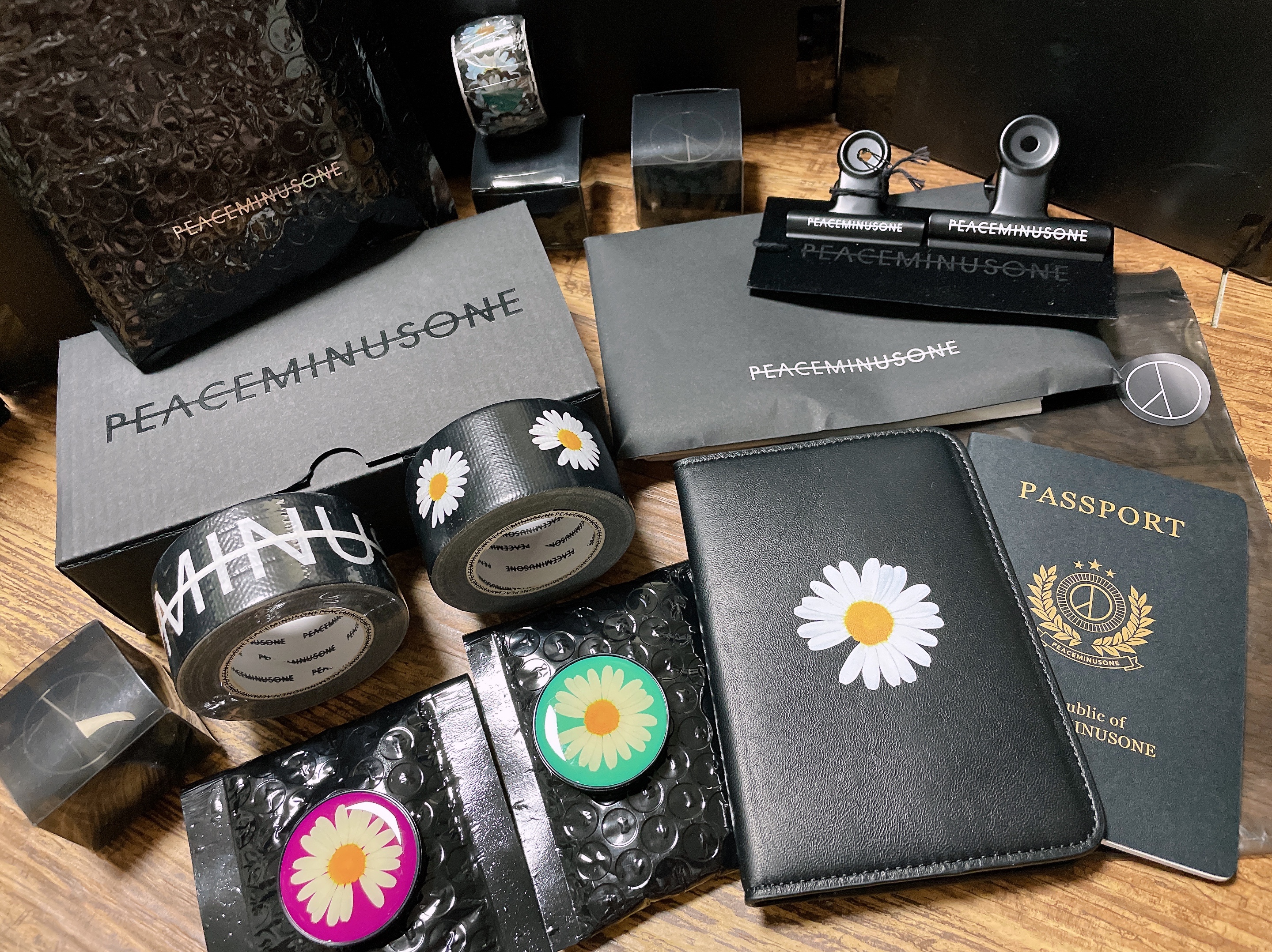 Peaceminusone Duct Tape #1 Black (Set of 2), Peaceminusone Daisy Sticker Tape #1 (Set of 3) 착용 스타일 - 1