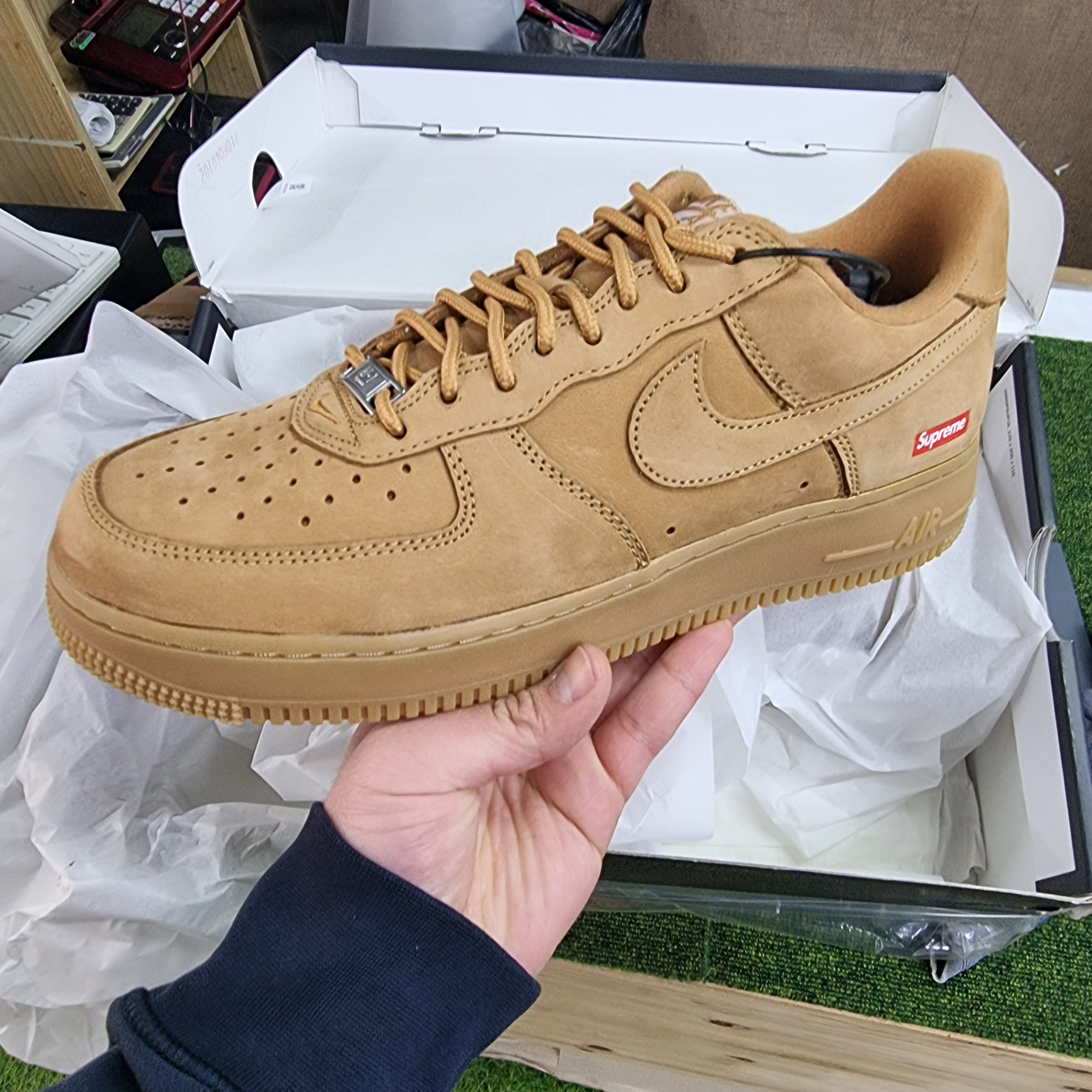 Nike x Supreme Air Force 1 Low Flax 착용 스타일