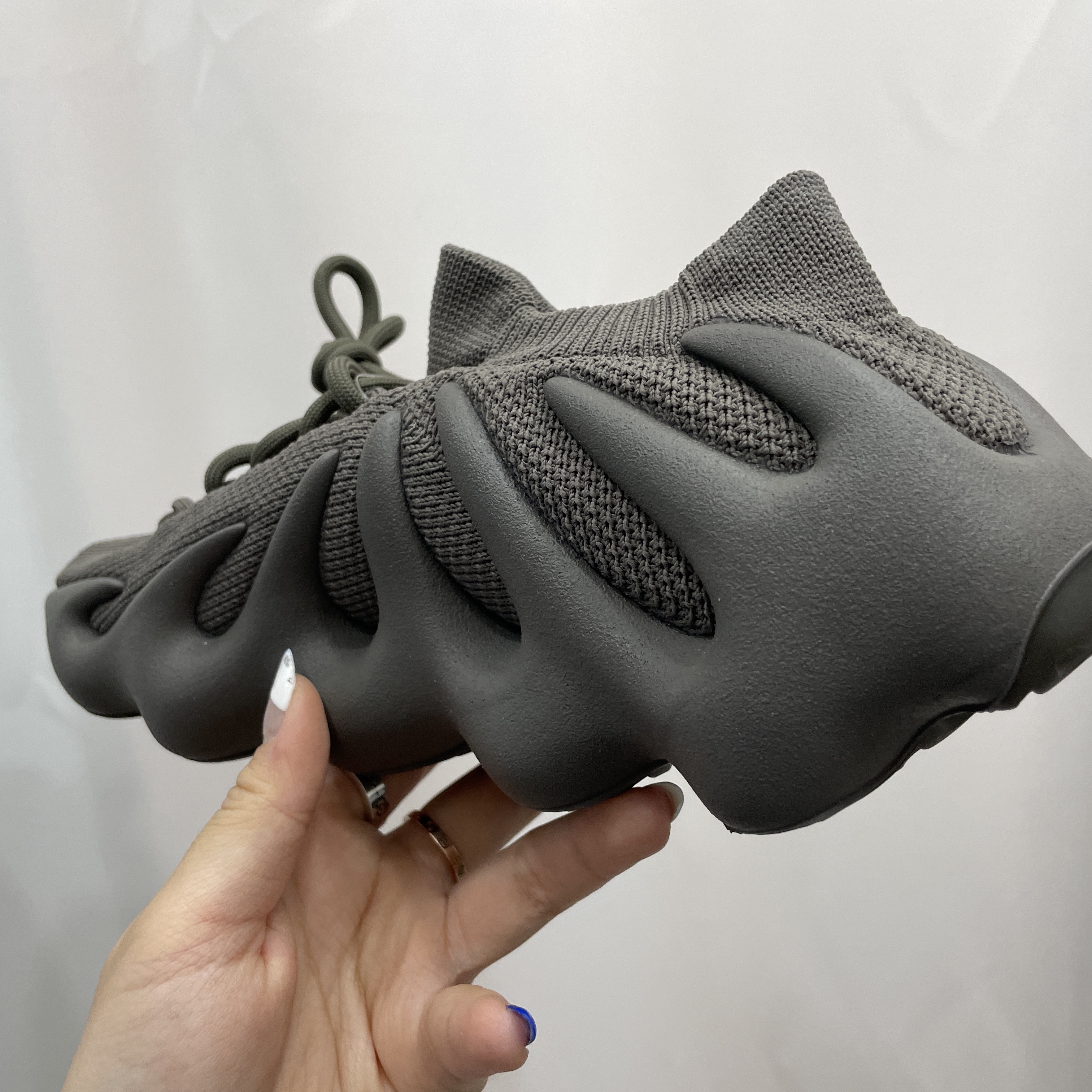 Adidas Yeezy 450 Cinder 착용 스타일 - 2