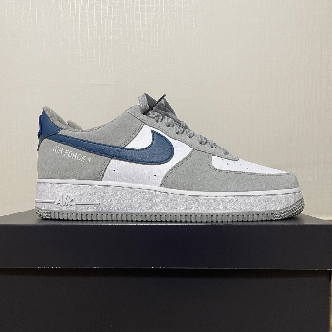 Nike Air Force 1 '07 LV8 Athletic Club Light Smoke Grey Marina 착용 스타일
