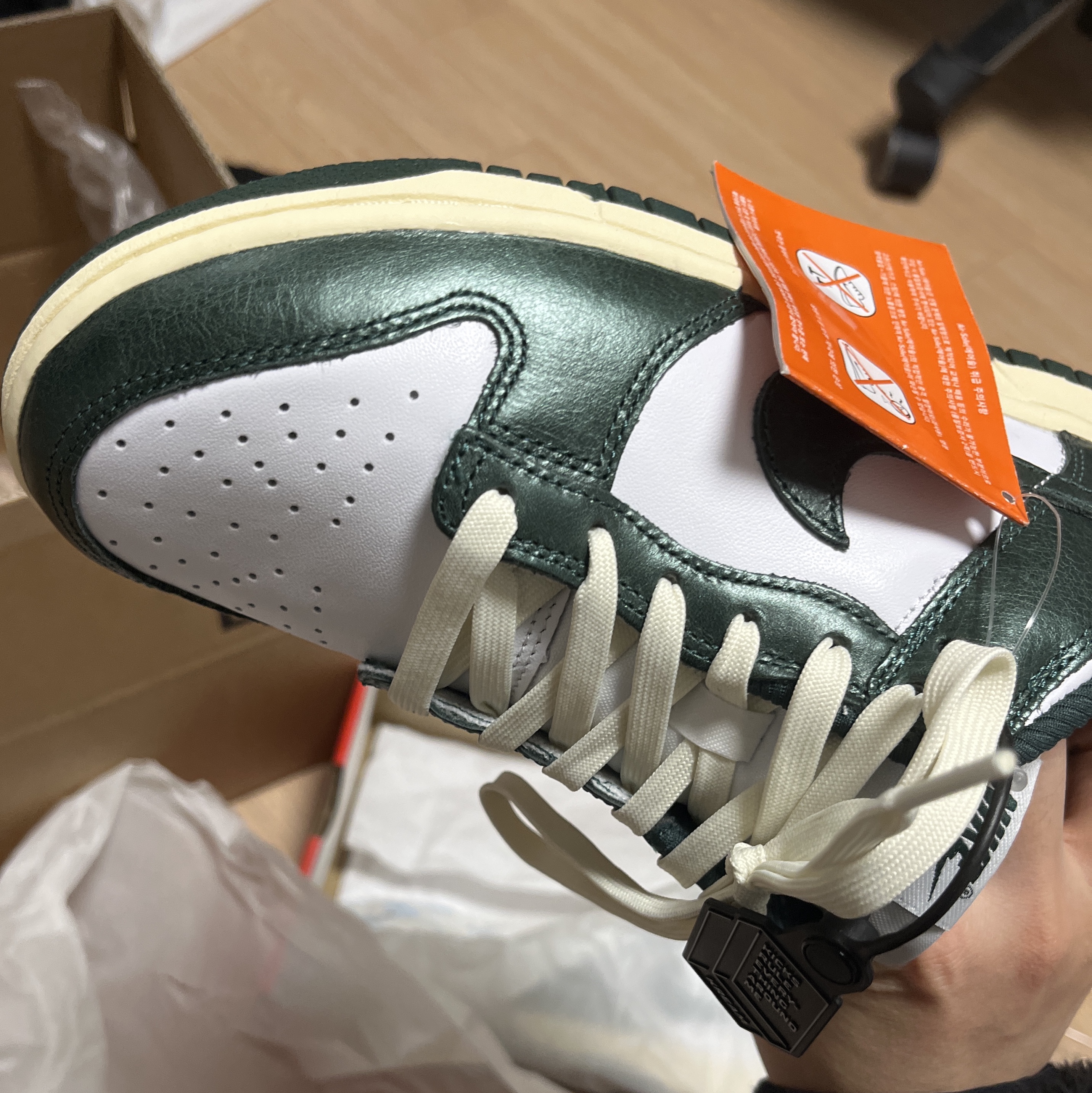 (W) Nike Dunk Low Vintage Green 착용 스타일 - 3