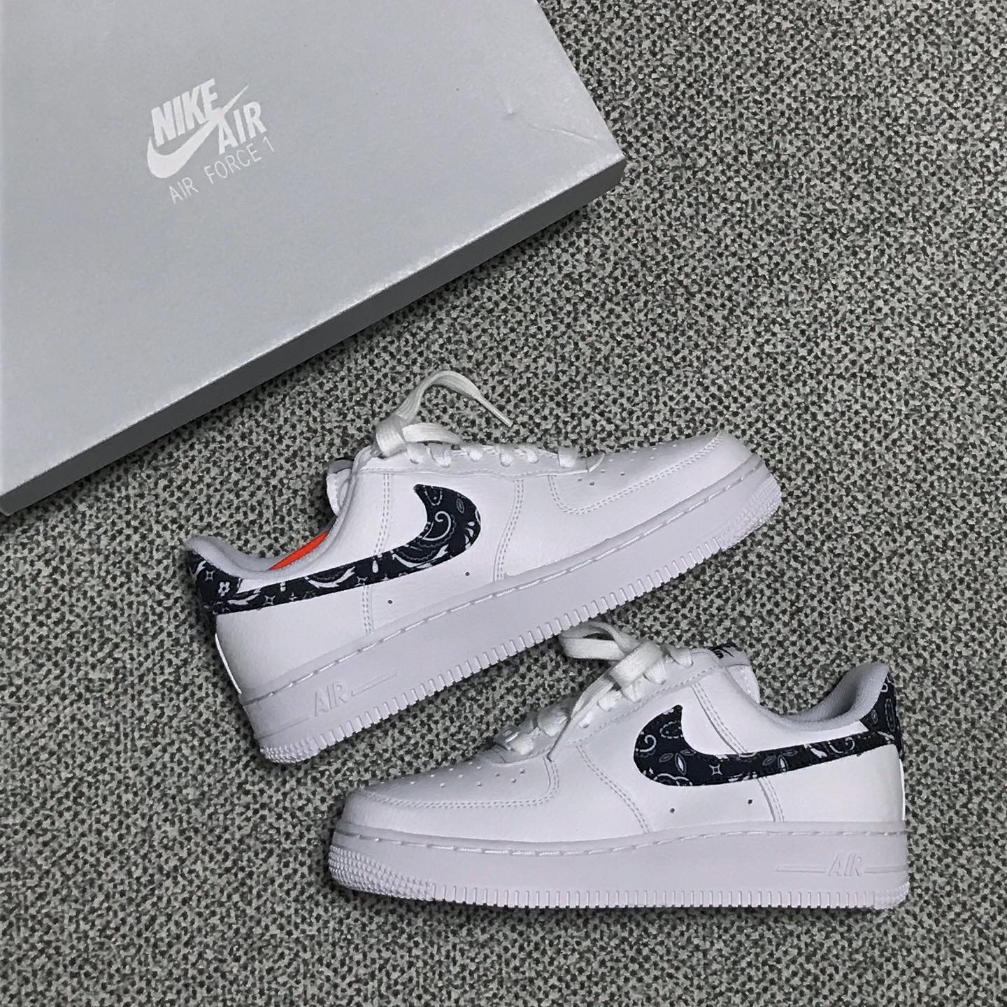 (W) Nike Air Force 1 '07 Essential Paisley Swoosh White Black 착용 스타일 - 1
