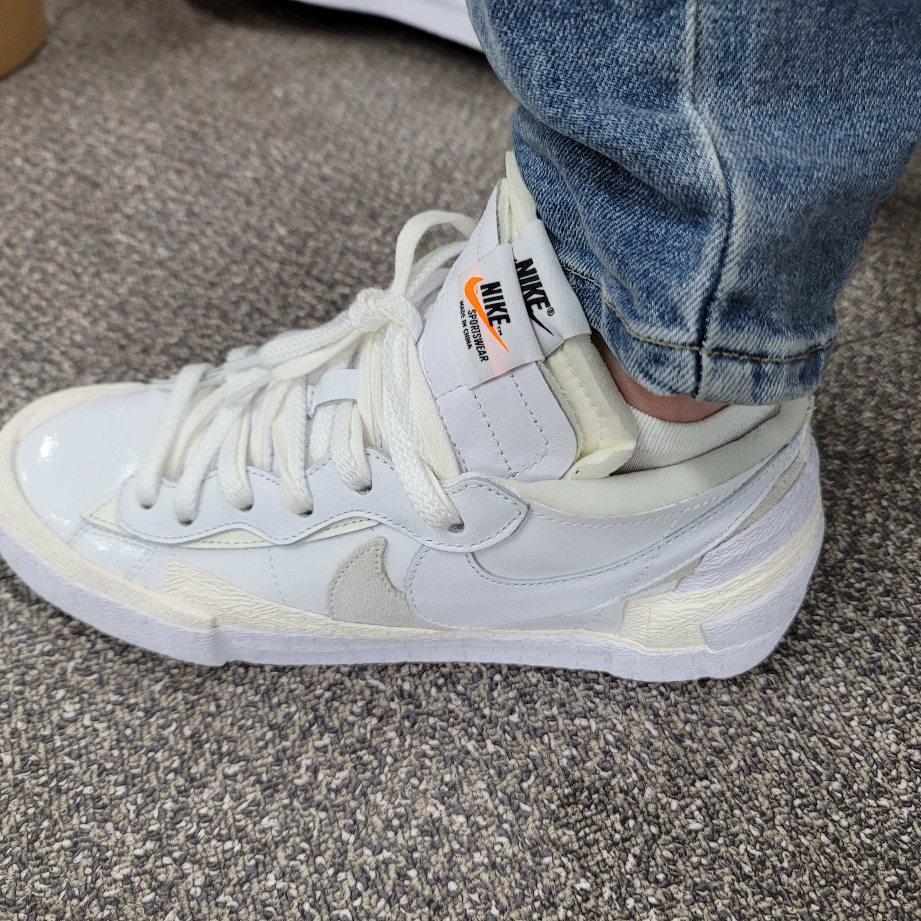 Nike x Sacai Blazer Low White Patent Leather 착용 스타일 - 2