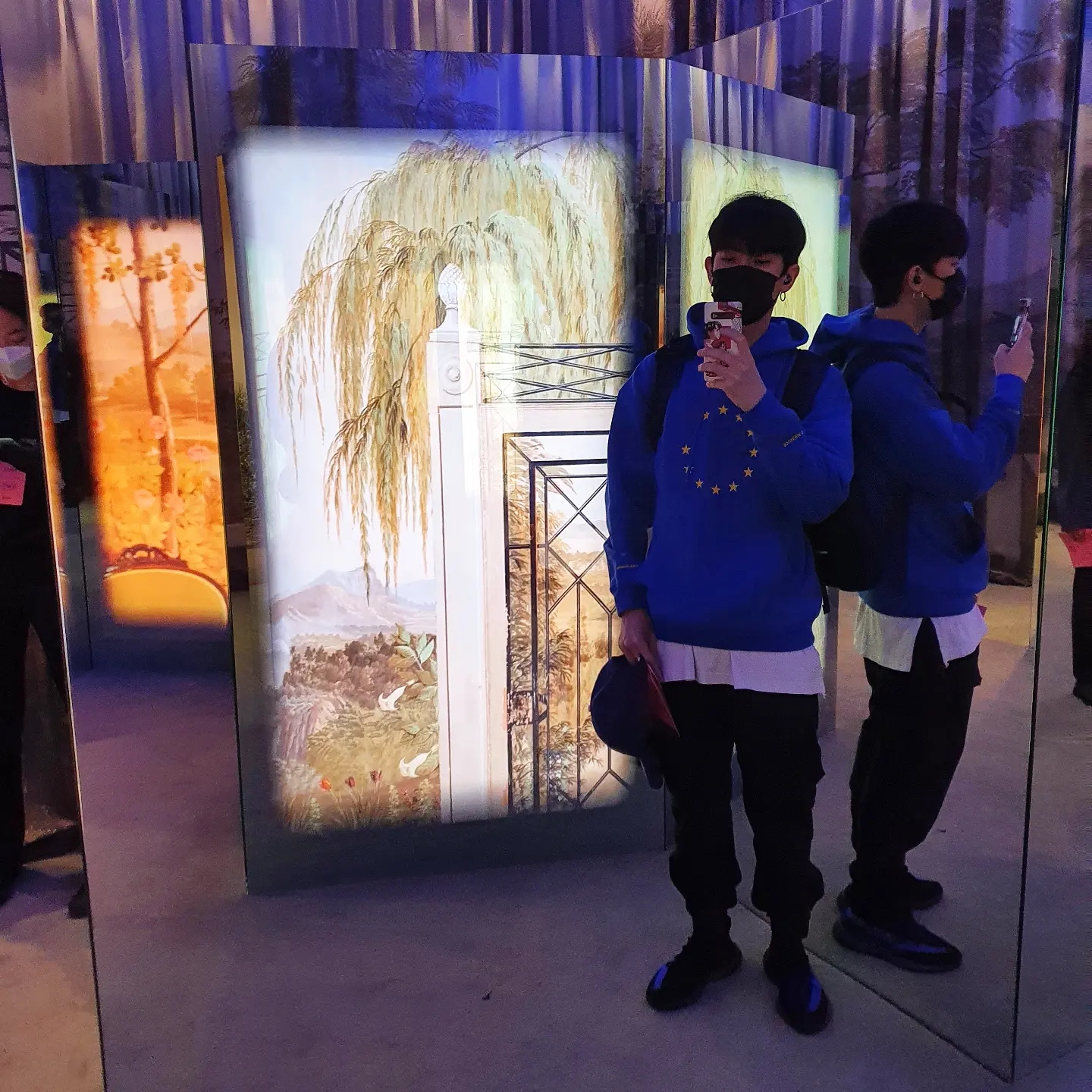 Souvenir Official Eunify Classic Hoodie Blue, Adidas Yeezy Boost 350 V2 Dazzling Blue 착용 스타일 - 2
