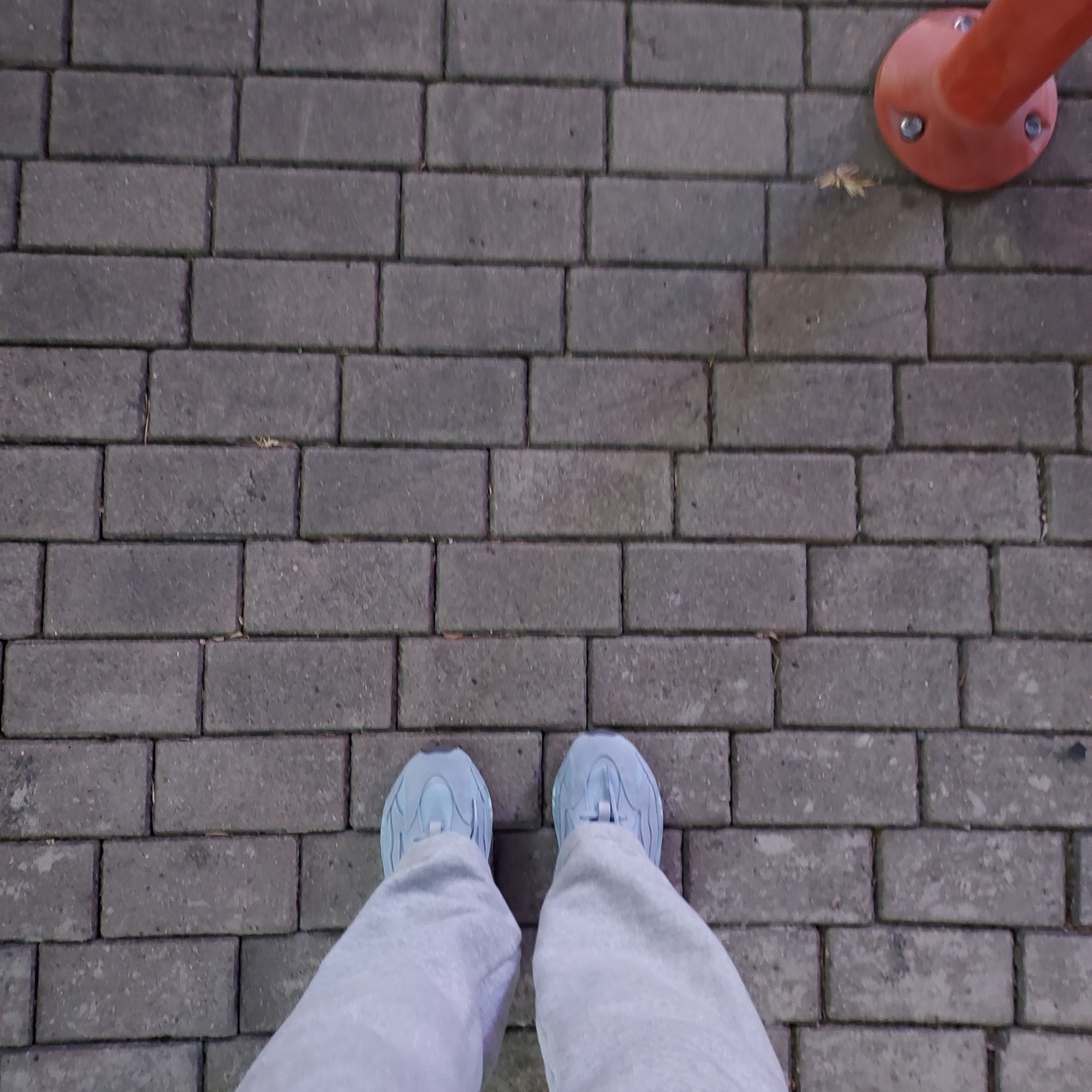 Adidas Yeezy Boost 700 V2 Hospital Blue 착용 스타일