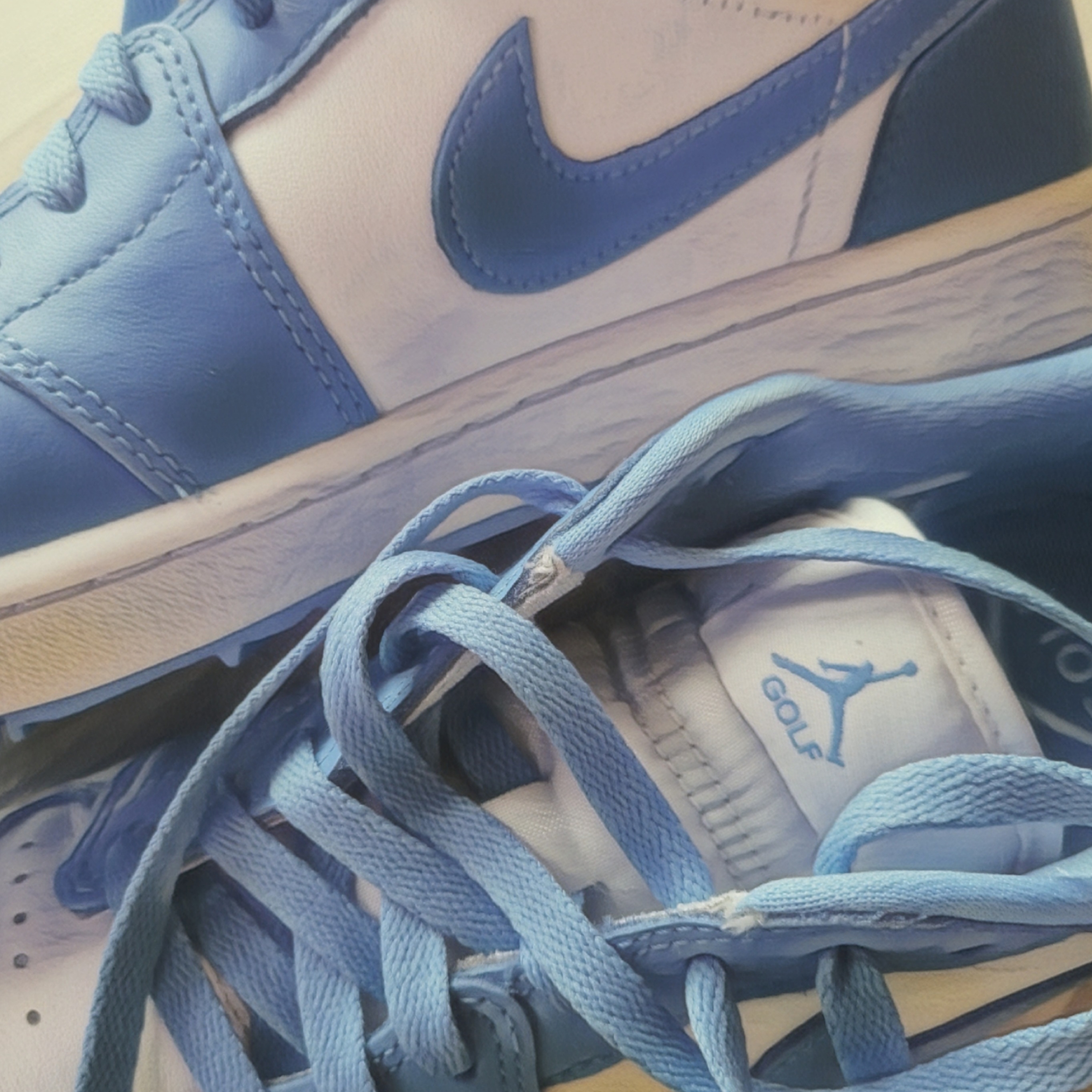 Jordan 1 Low Golf White and University Blue 착용 스타일