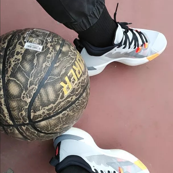 Jordan Zion 1 PF Light Smoke Grey Total Orange 착용 스타일