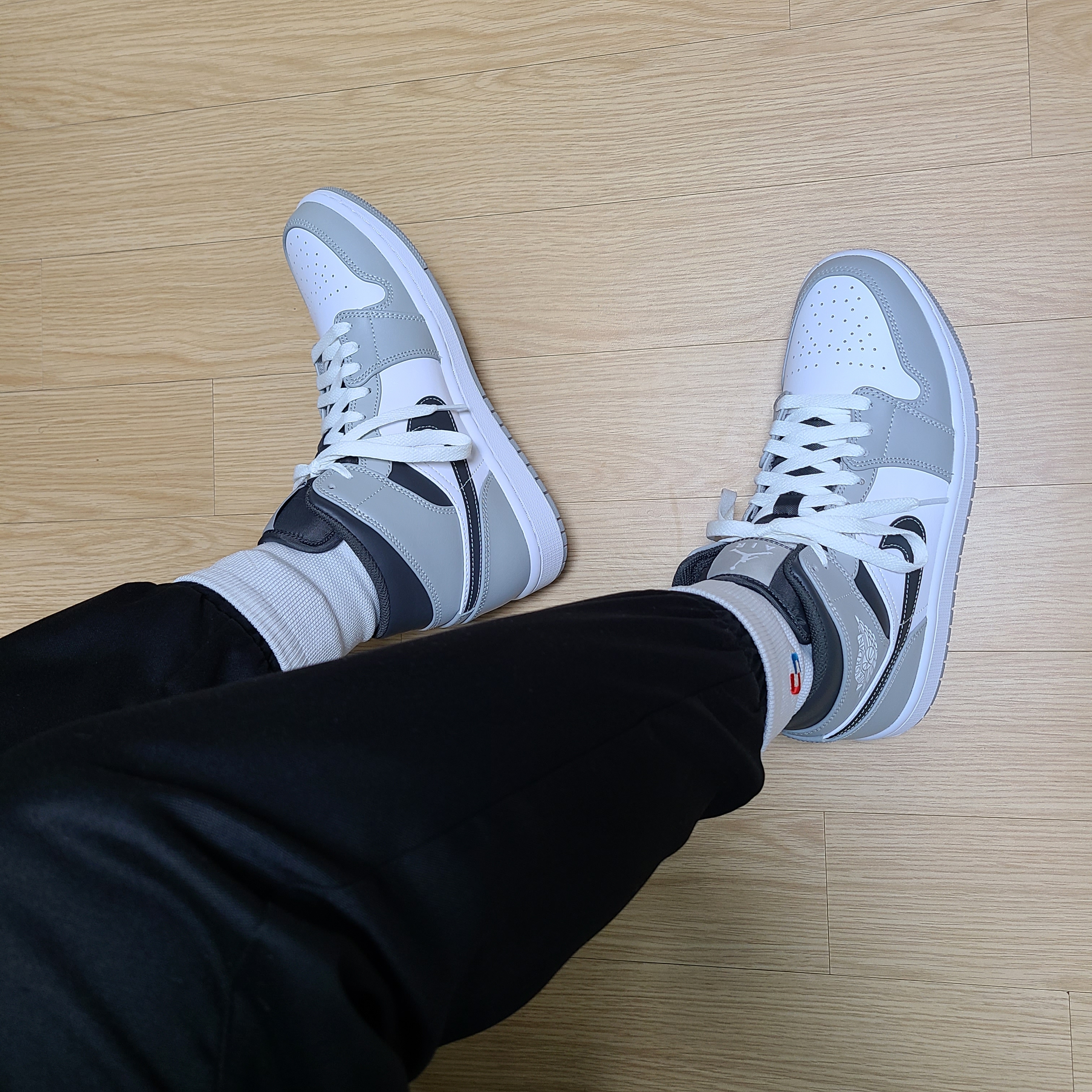 Jordan 1 Mid Light Smoke Grey Anthracite 착용 스타일 - 1