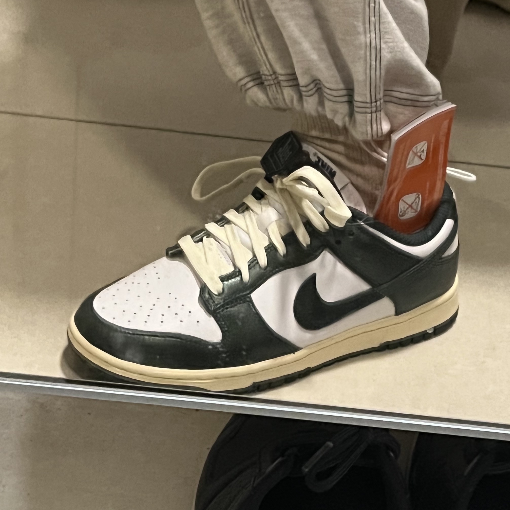 (W) Nike Dunk Low Vintage Green 착용 스타일 - 2