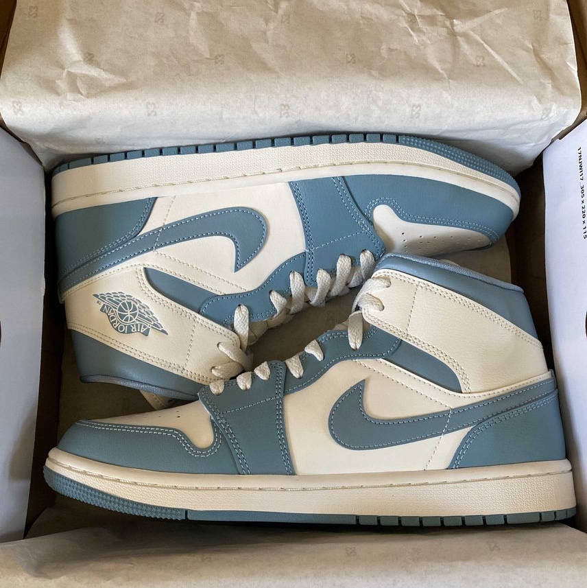 (W) Jordan 1 Mid Sail and Worn Blue 착용 스타일 - 2