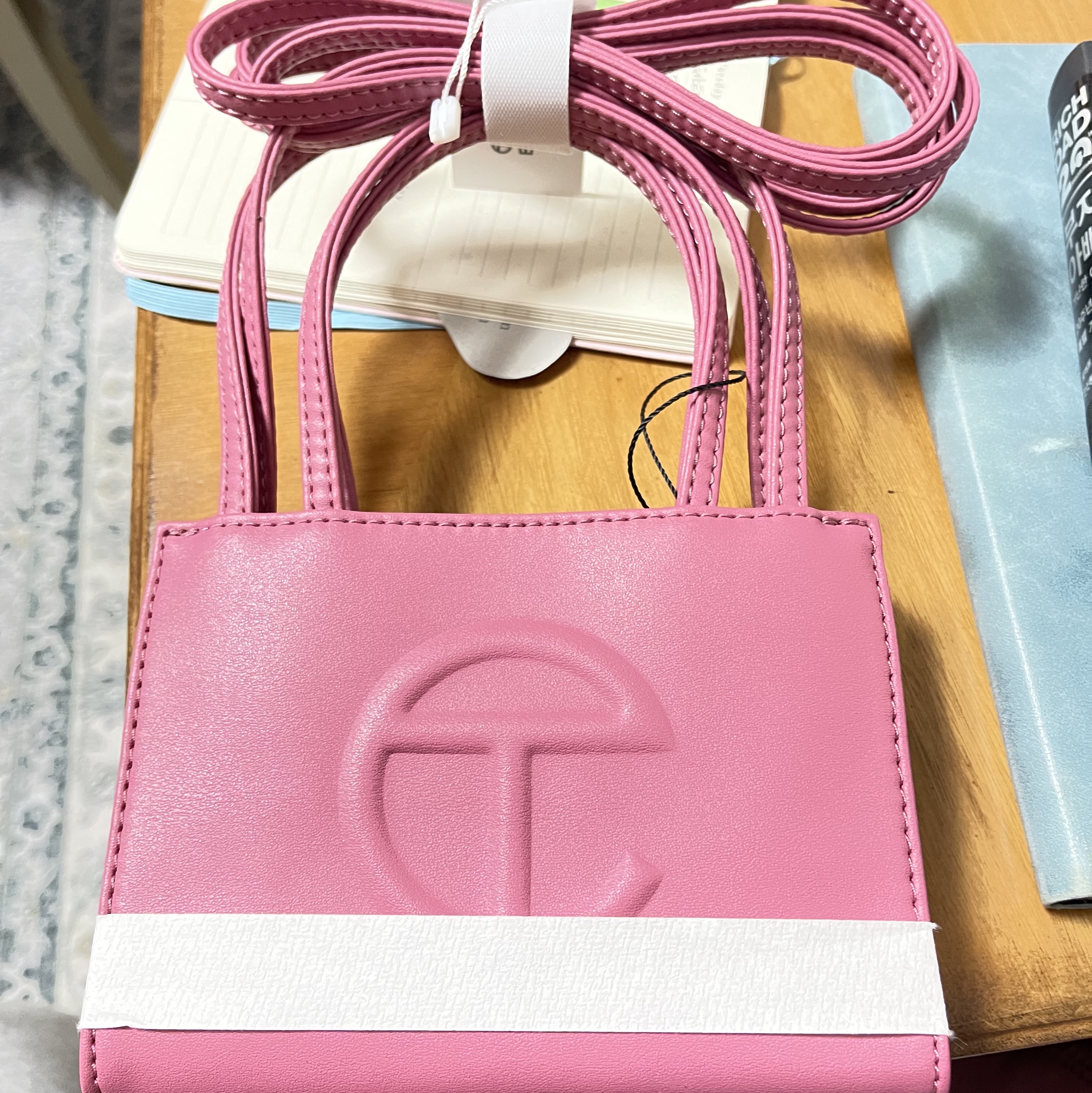 Telfar Small Shopping Bag Corned Beef 착용 스타일