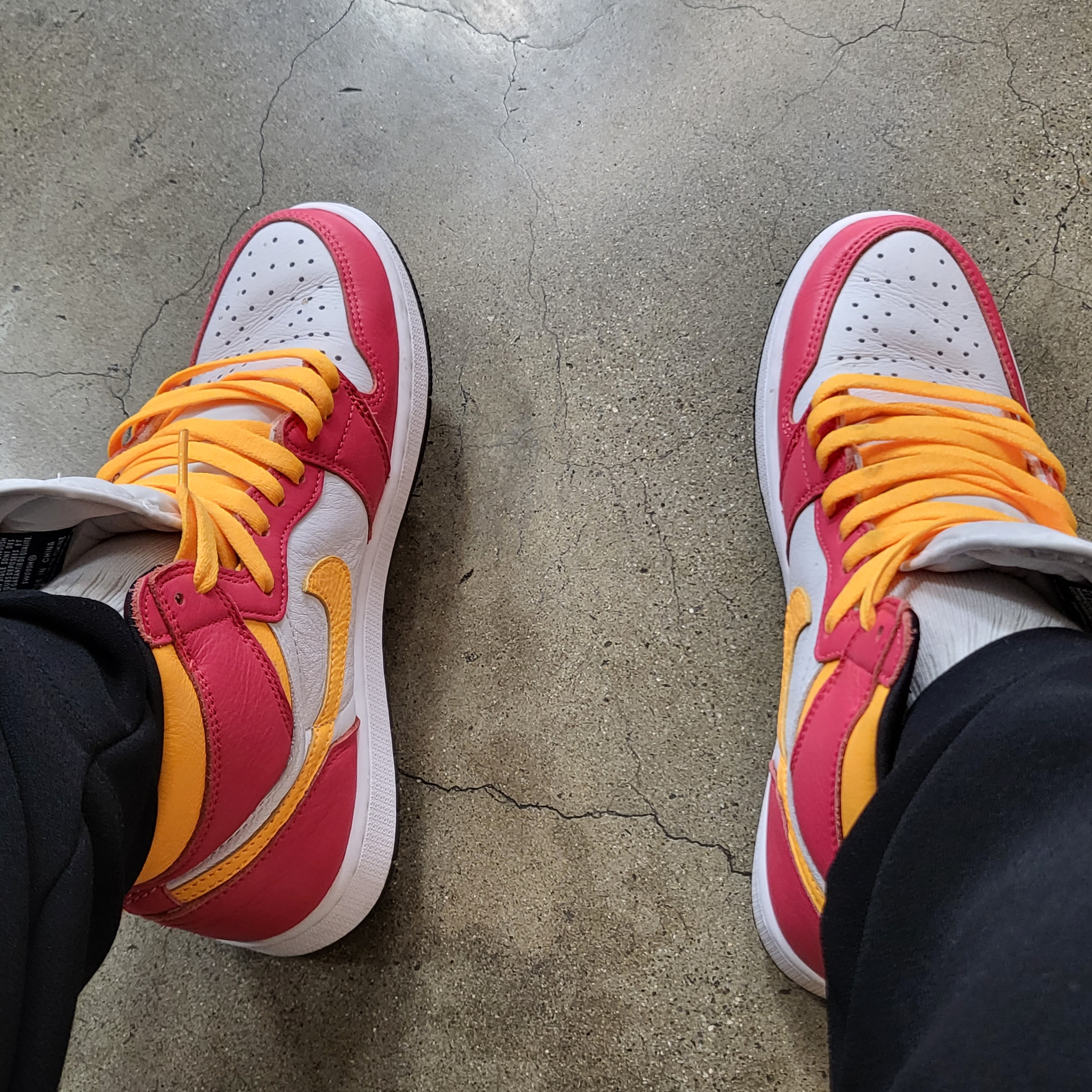 Jordan 1 Retro High OG Light Fusion Red 착용 스타일