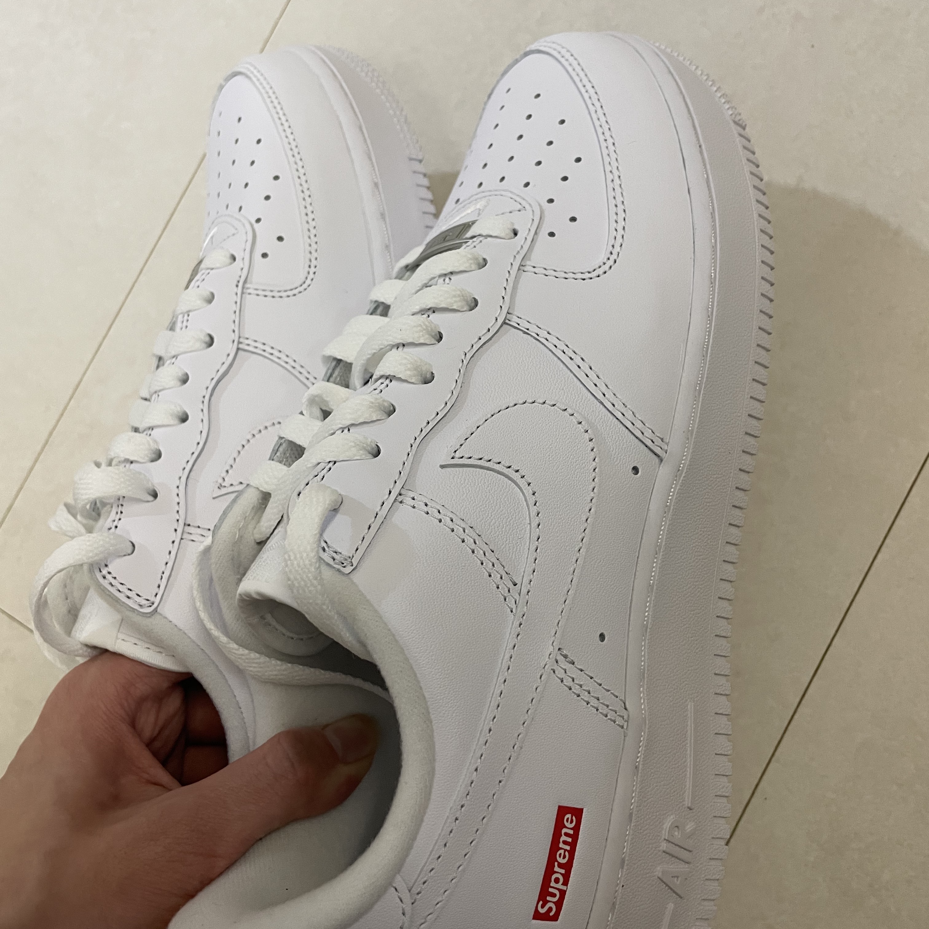 Nike x Supreme Air Force 1 Low White 착용 스타일