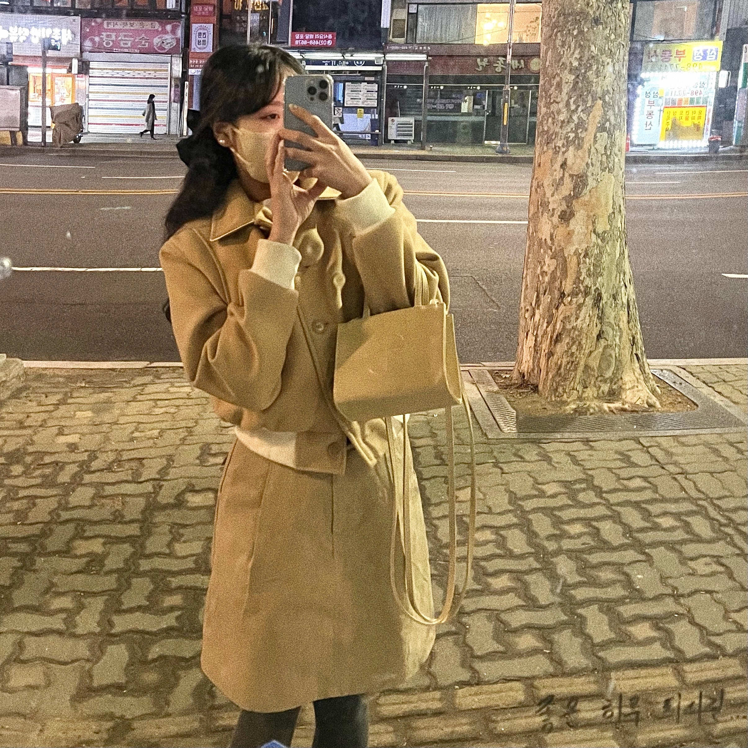 Telfar Small Shopping Bag Cream 착용 스타일 - 2