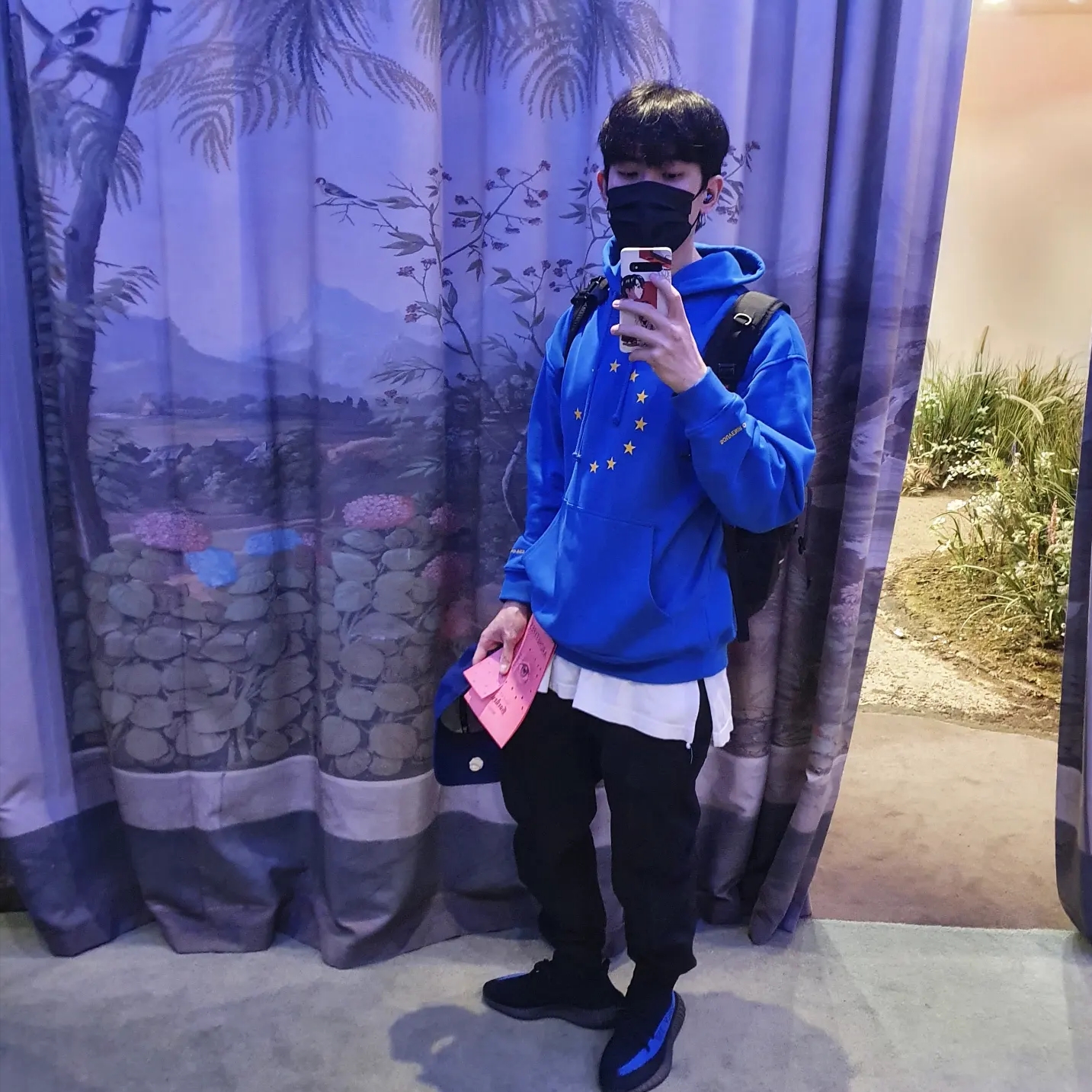 Souvenir Official Eunify Classic Hoodie Blue, Adidas Yeezy Boost 350 V2 Dazzling Blue 착용 스타일 - 1