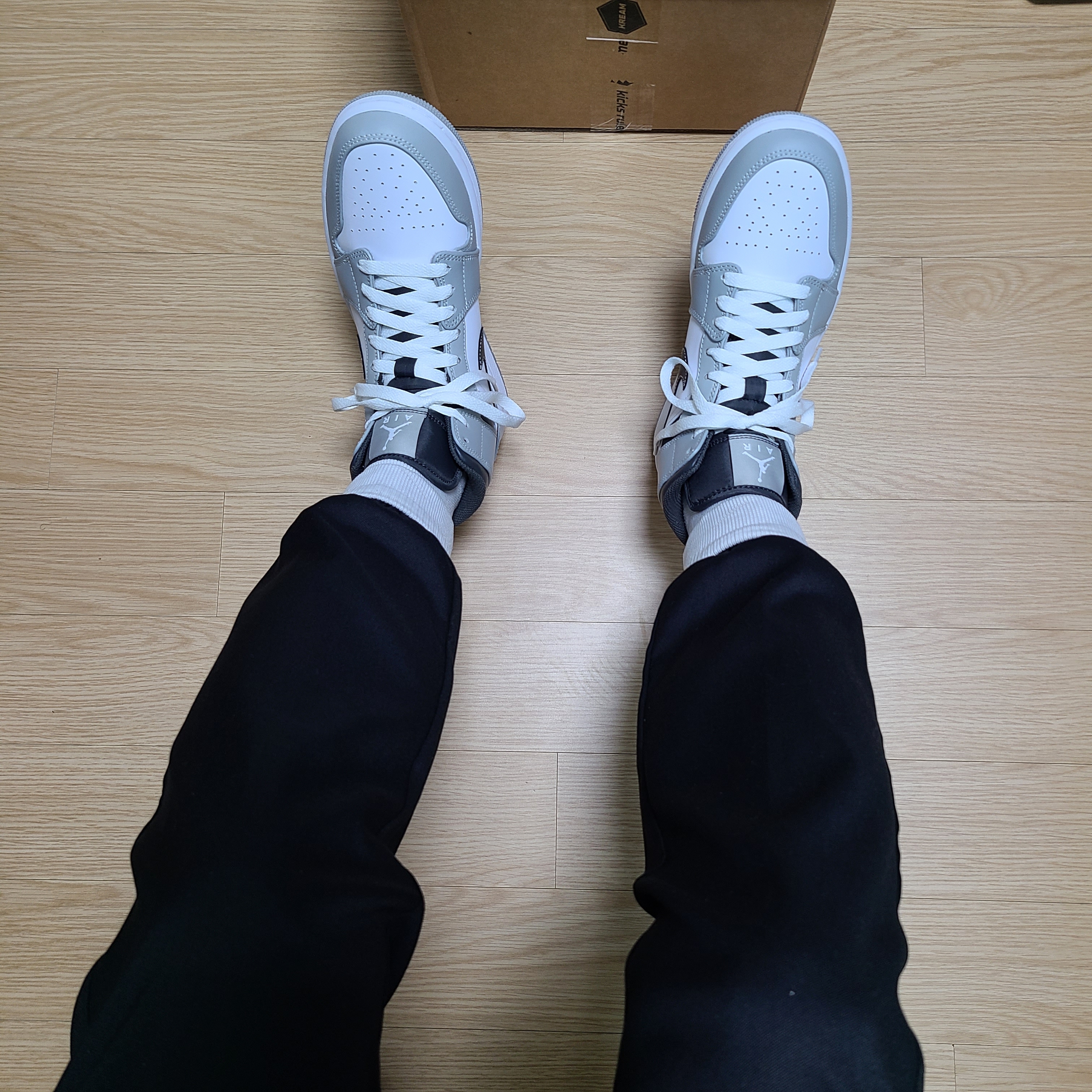 Jordan 1 Mid Light Smoke Grey Anthracite 착용 스타일 - 2