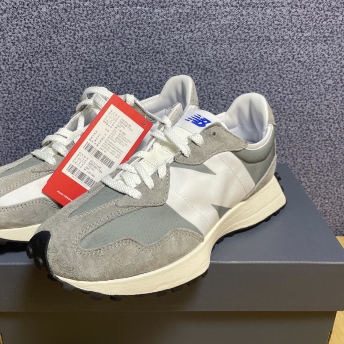 New Balance 327 Grey 착용 스타일