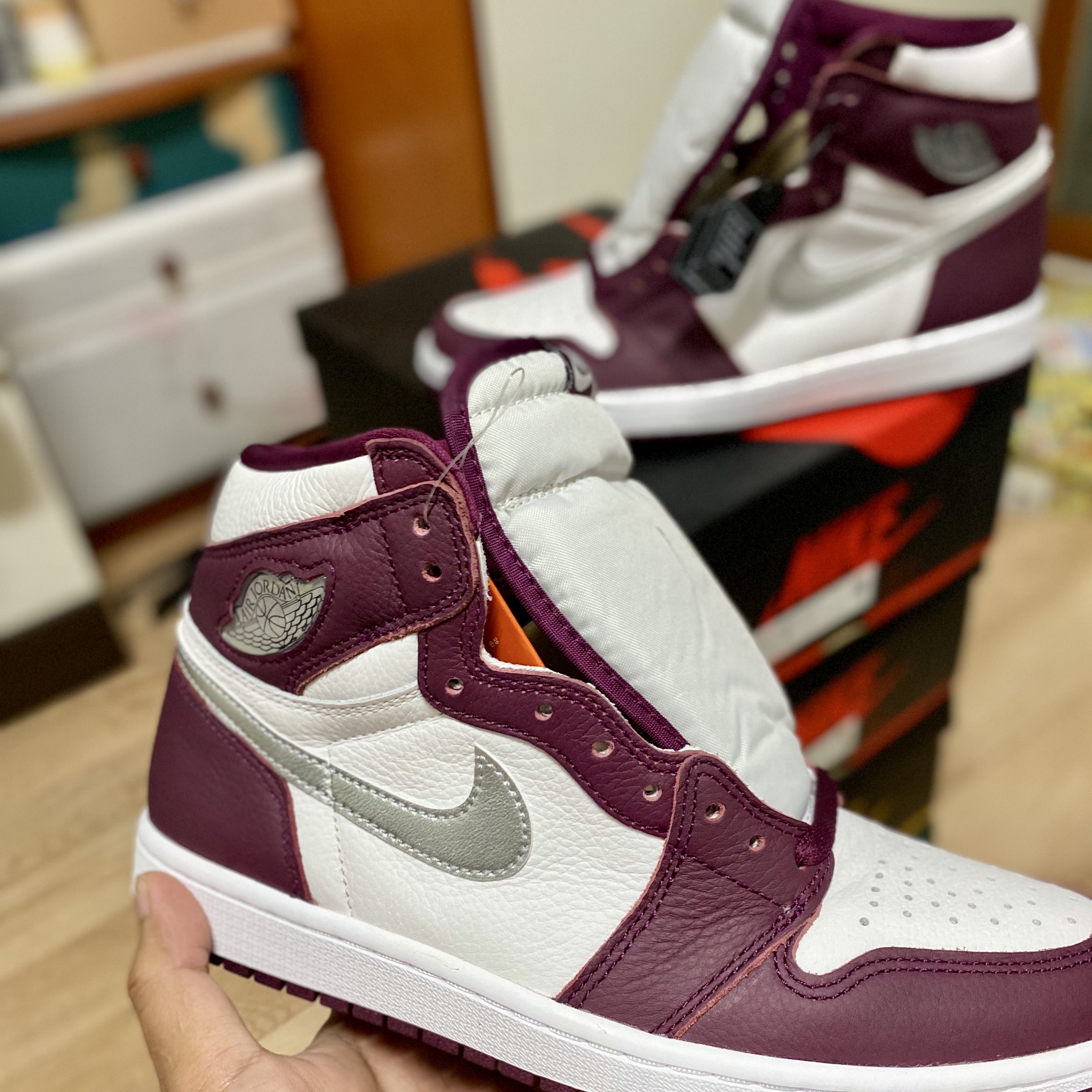 Jordan 1 Retro High OG Bordeaux, Jordan 1 Retro High OG Electro Orange 착용 스타일 - 1