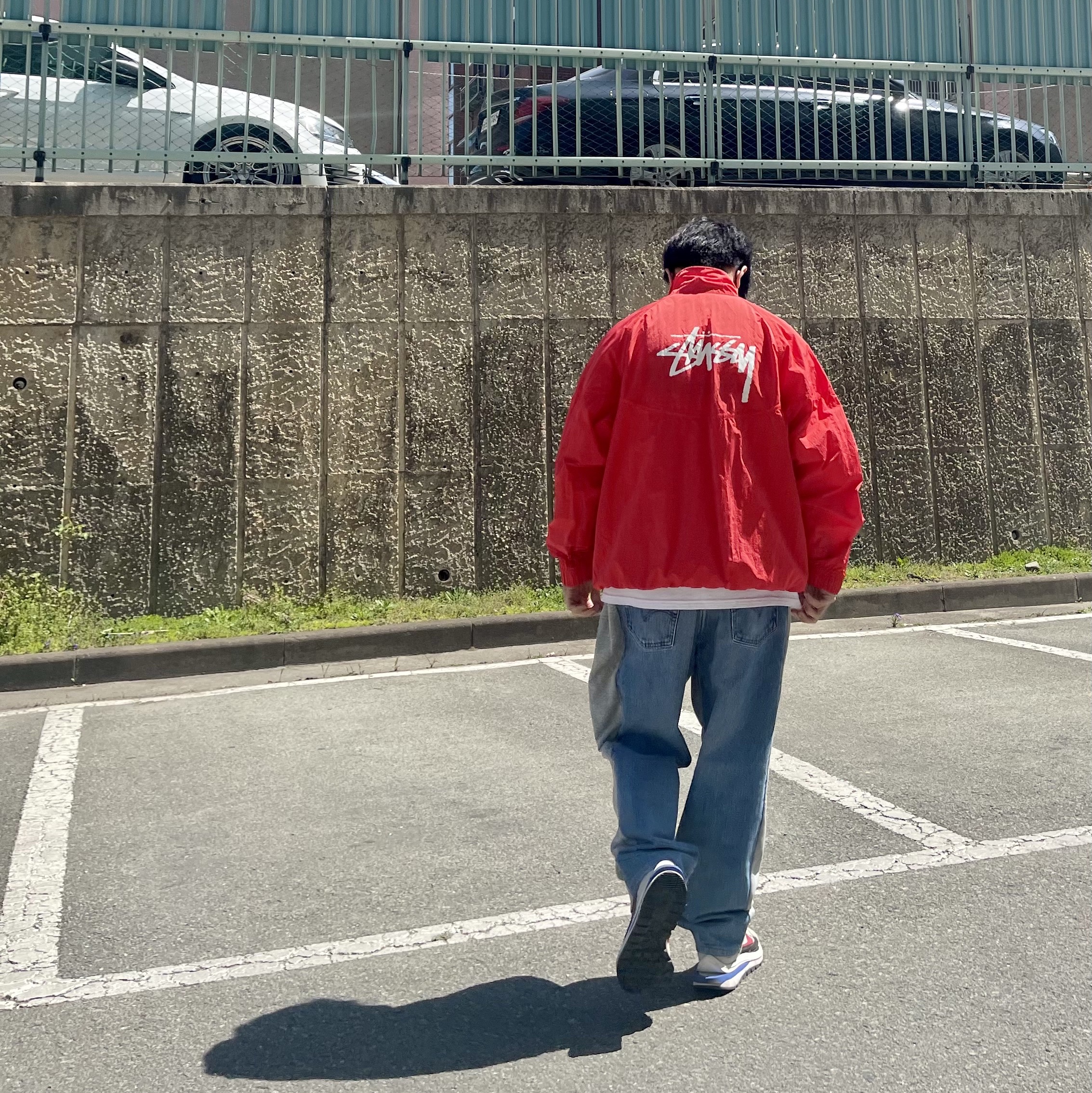 Nike x Stussy Windrunner Jacket Habanero Red, Nike x Off-White NRG Short Sleeve T-Shirt White 착용 스타일 - 4