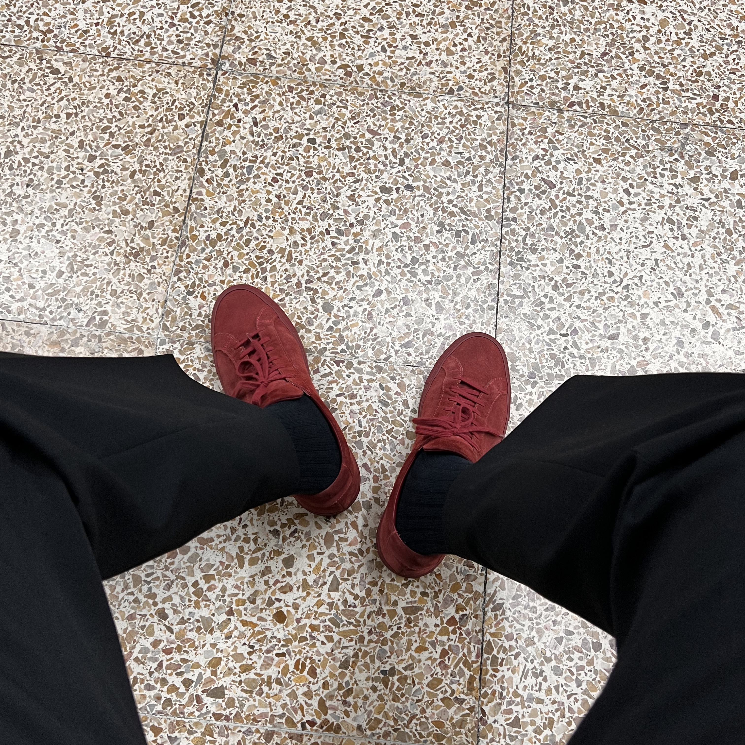 Common Projects Original Achilles Low White, Common Project Original Achilles Low Suede Black 착용 스타일 - 1