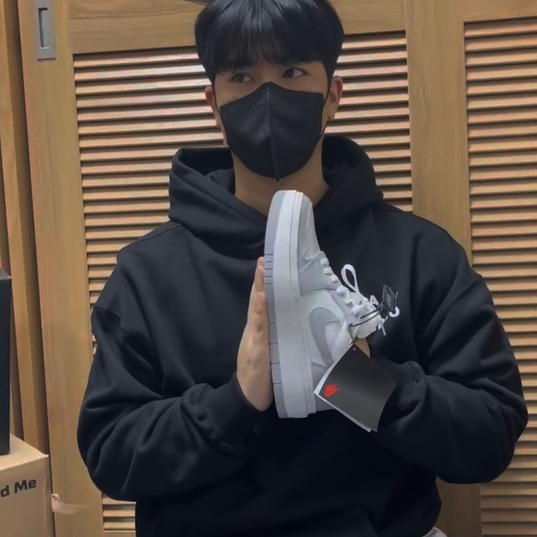 (W) Jordan 1 Elevate Low White and Wolf Grey, IAB Studio Hoodie Black White 착용 스타일 - 1